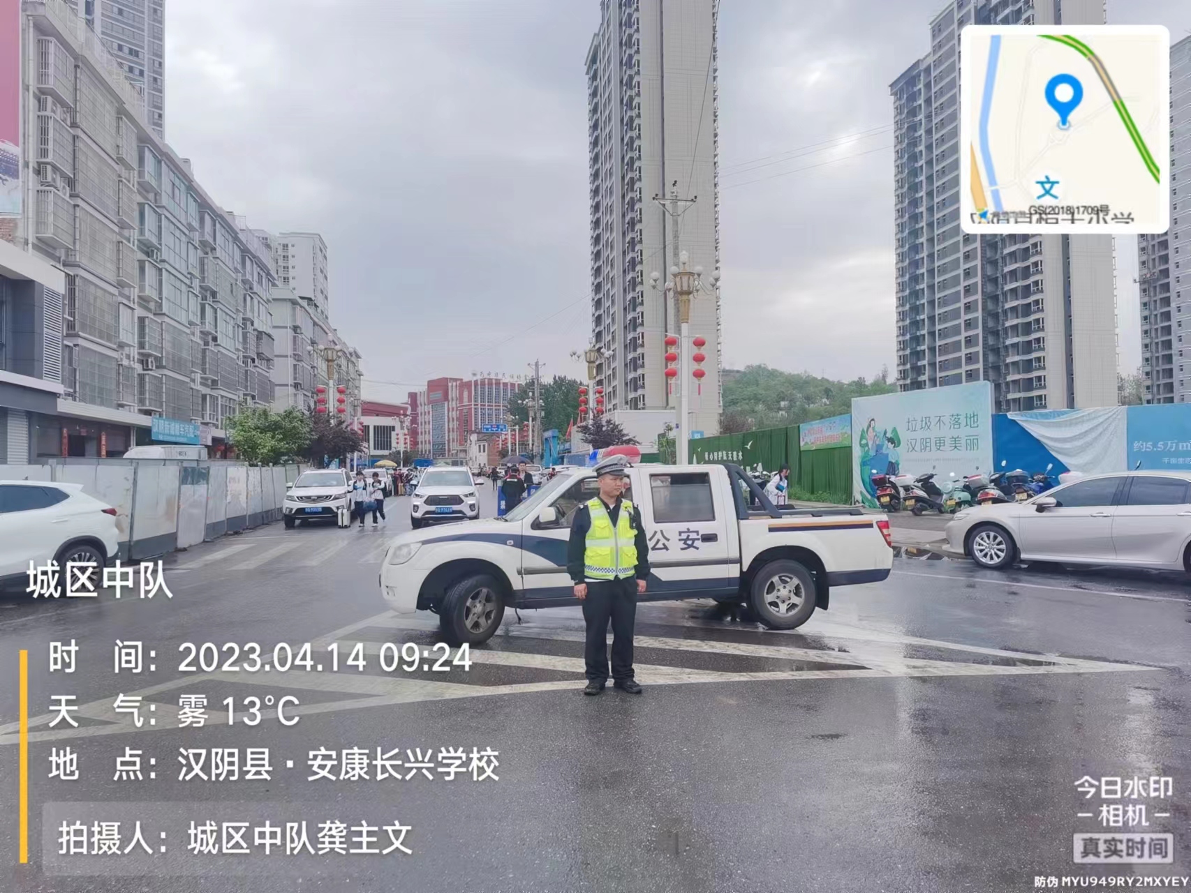 春季守护行动丨交警坚守护学岗 筑牢平安上学路