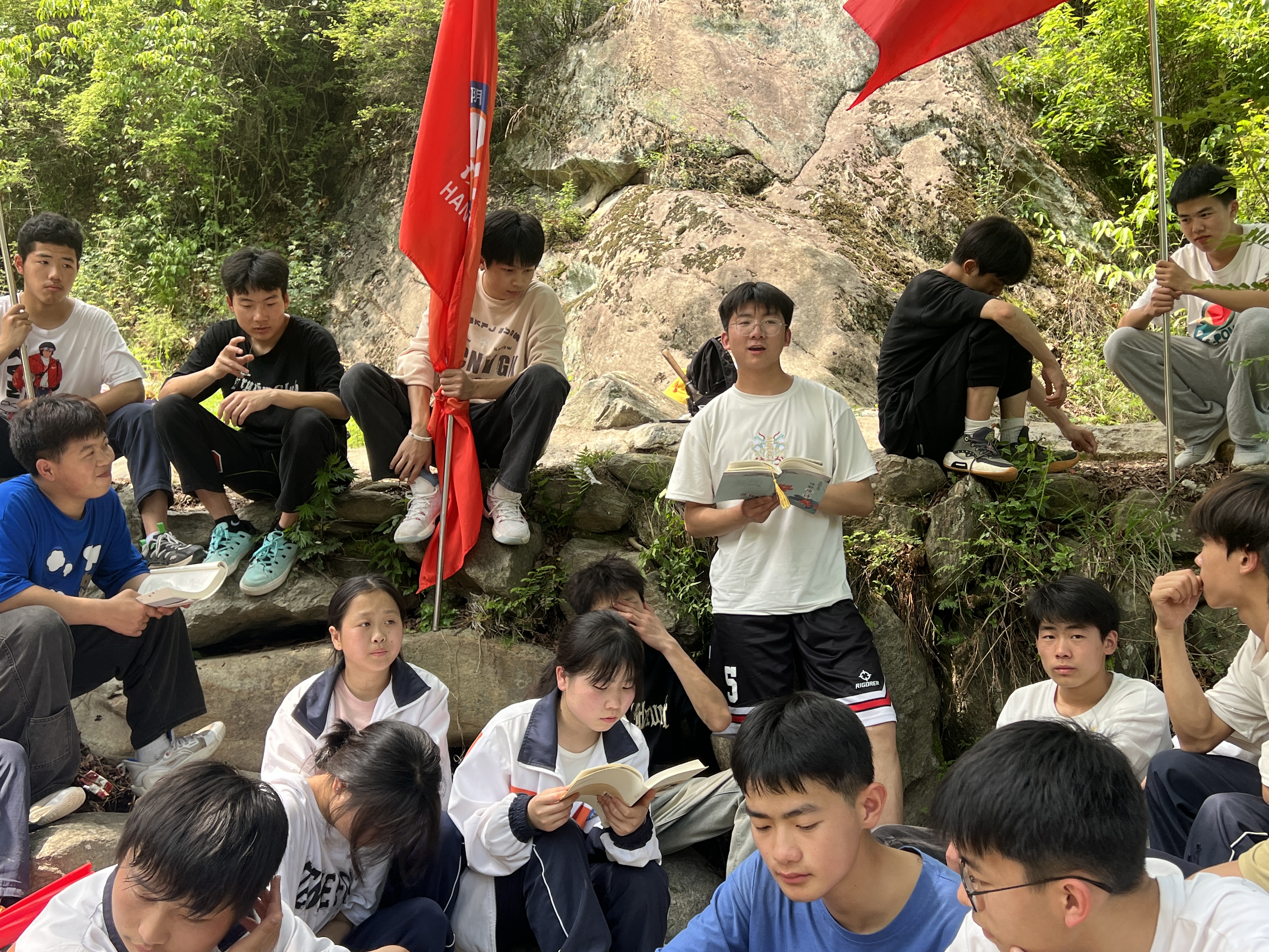 职教中心开展“共沐书香·阅动春日”读书研学实践活动