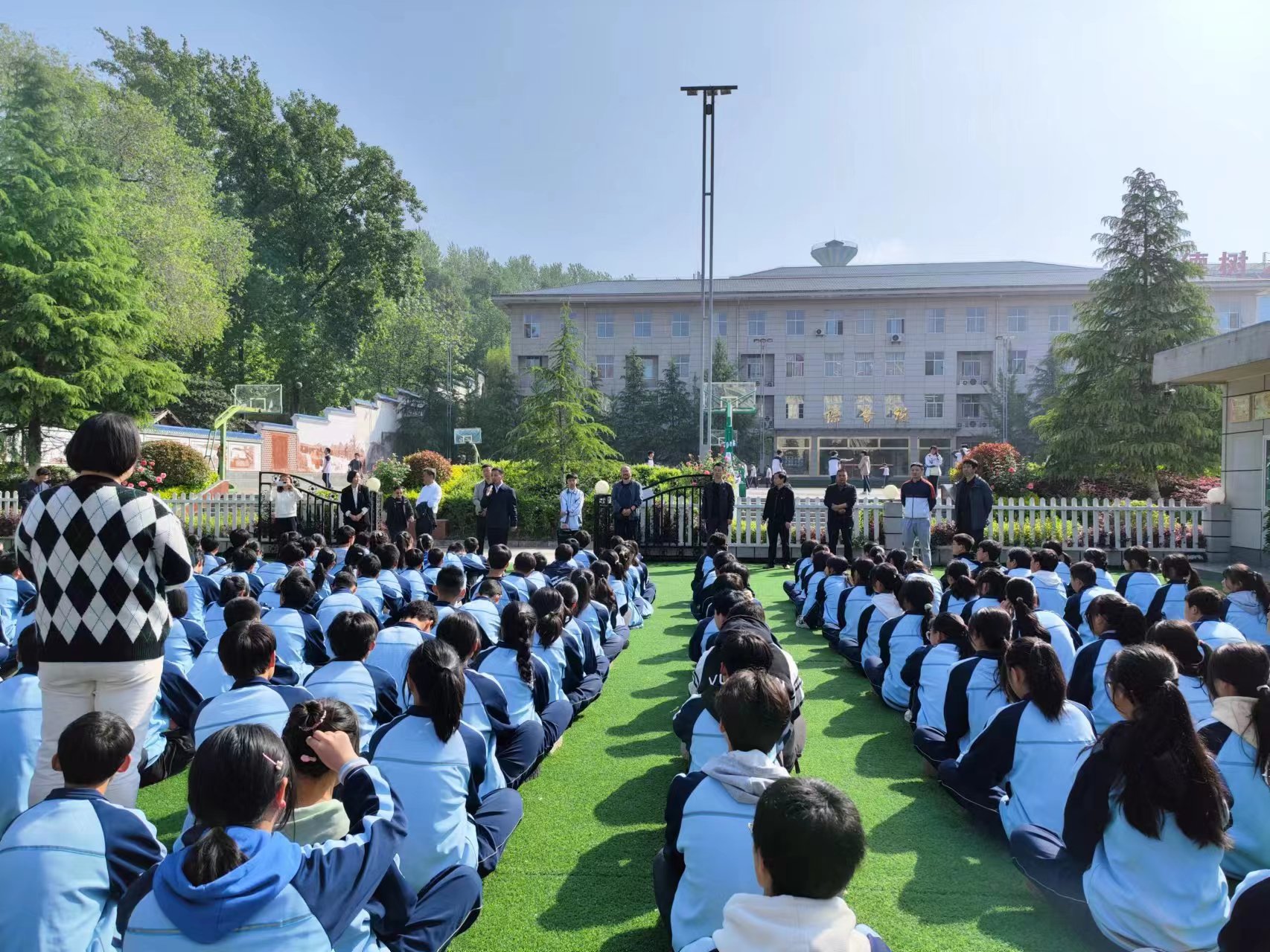 汉阴中学党总支、月河中学党支部开展结对共建谋发展主题党日活动