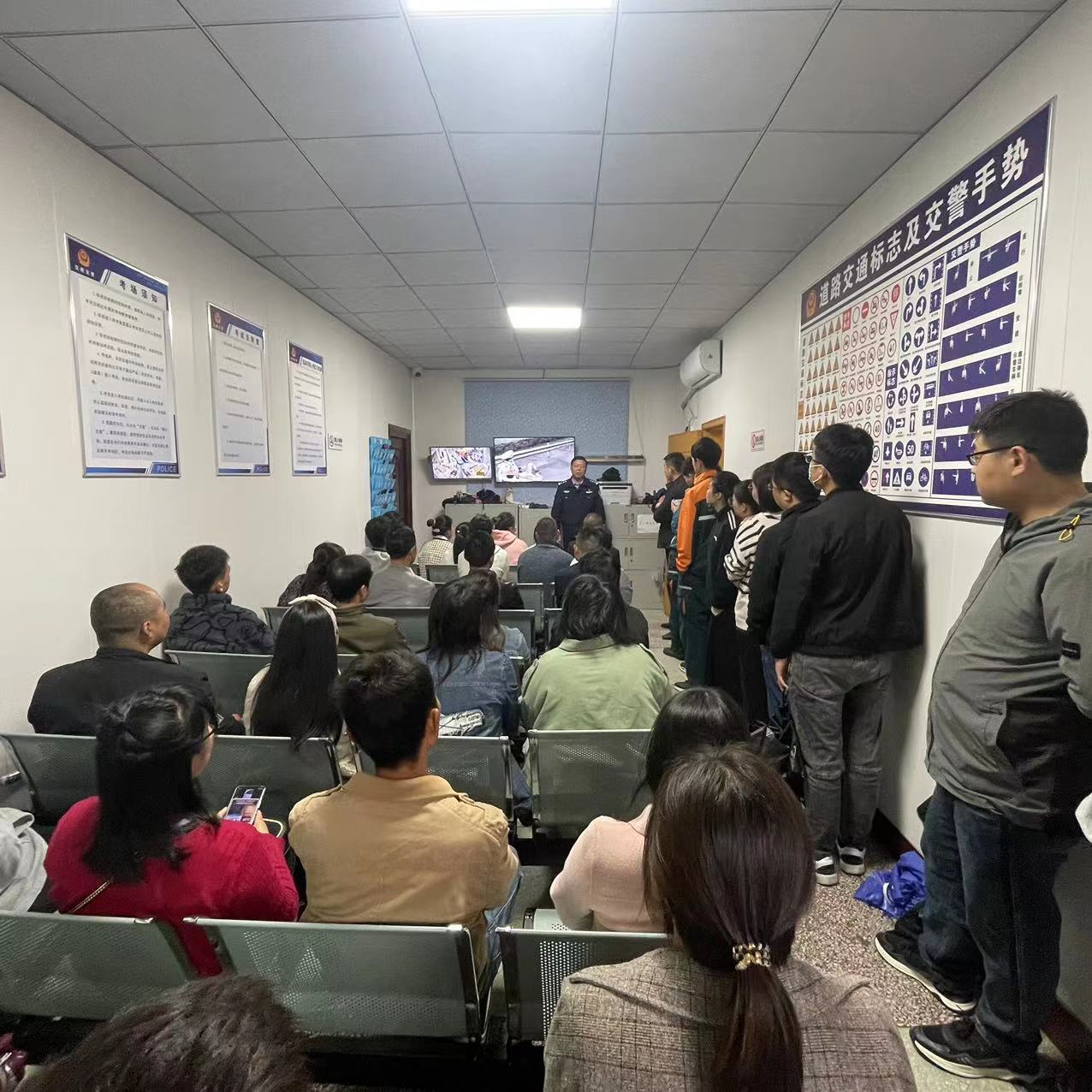 汉阴公安交警：强化交通安全宣传与反诈意识