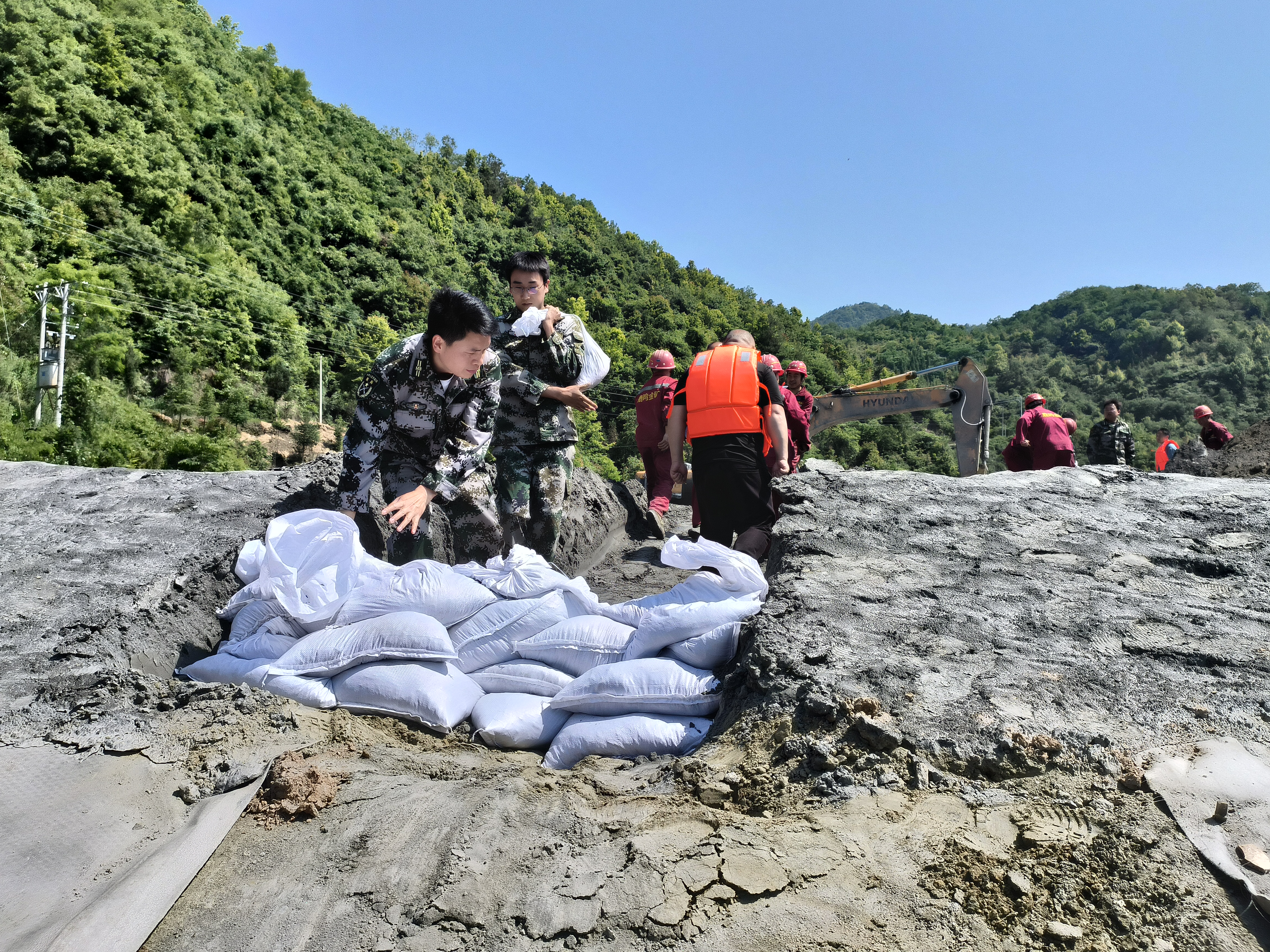 铁佛寺镇开展防汛抢险应急演练