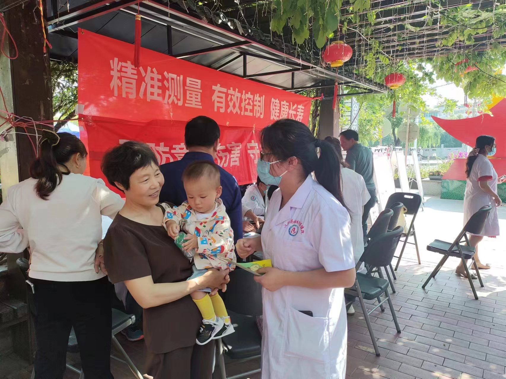 预防意外伤害 守护快乐童年——汉阴县妇幼院进社区开展预防儿童意外伤害活动