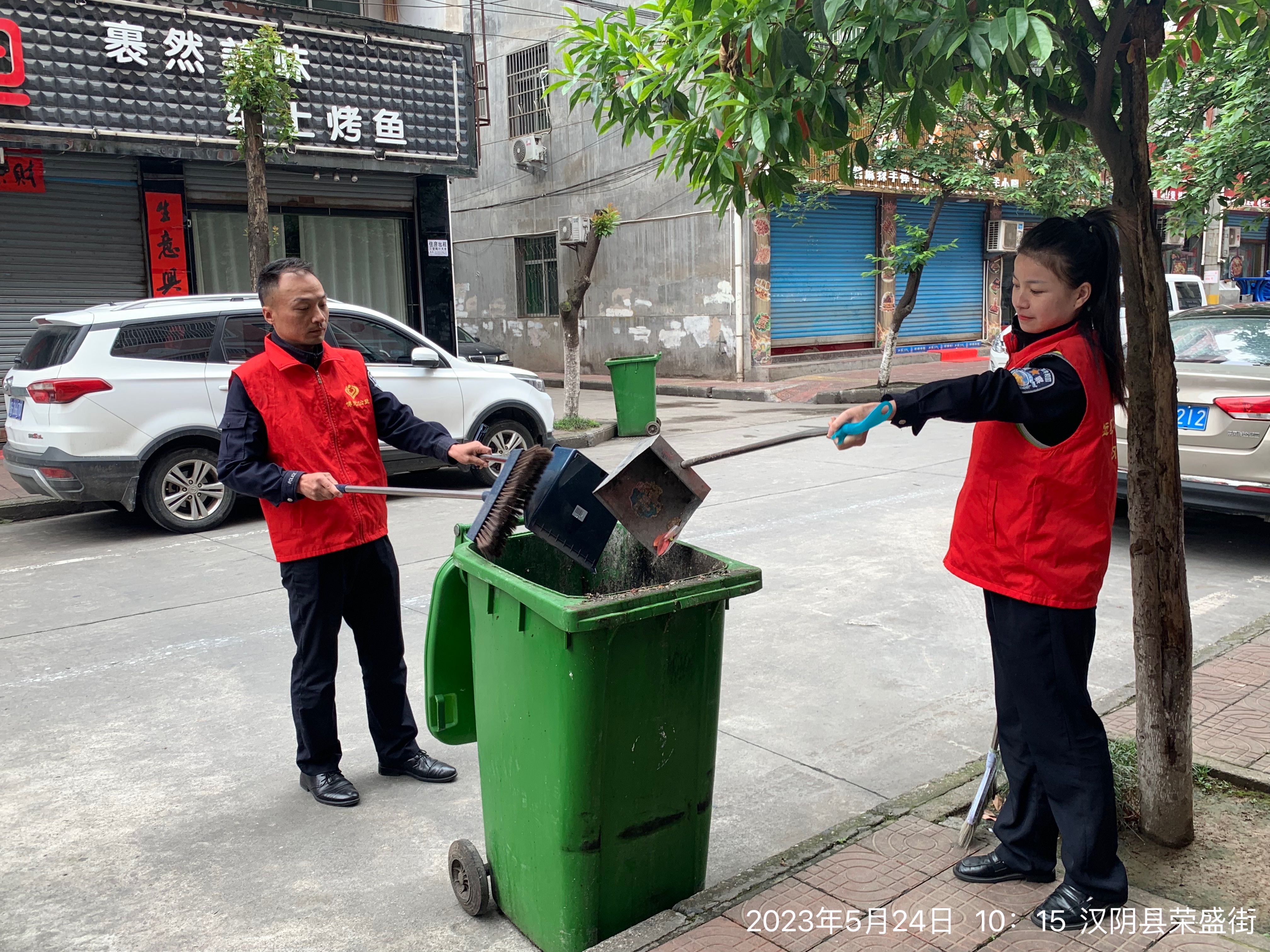 汉阴公安交警：“城市多一份清洁，生活多一分和谐”。