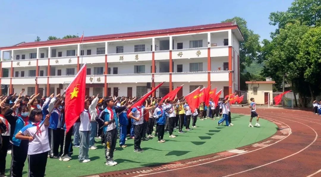 少先队筑梦 红领巾飞扬 ——汉阴县双乳镇中心小学举行少先队入队仪式