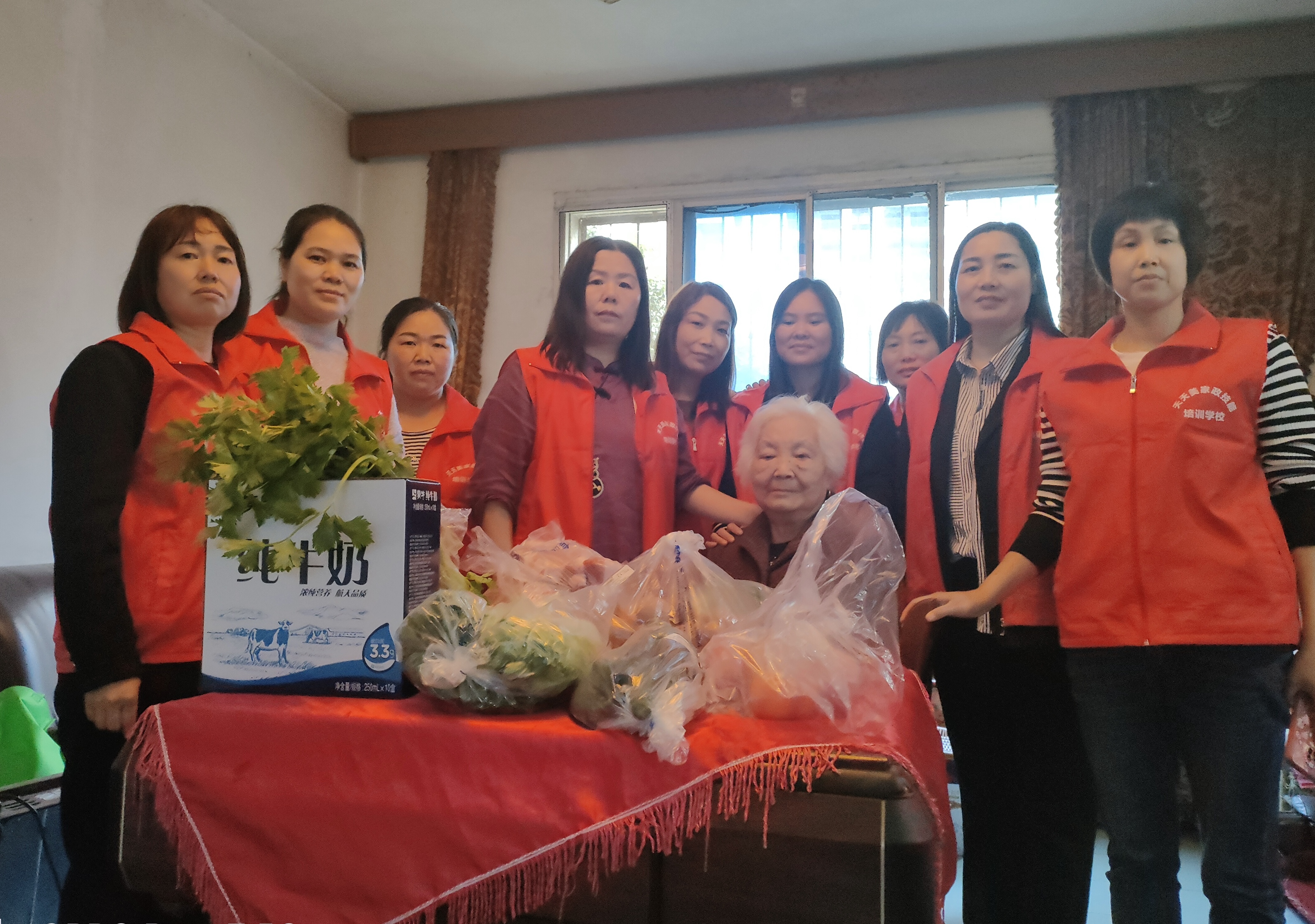 汉阴县城关镇长乐社区新时代文明实践站：情暖空巢老人  志愿服务送上门