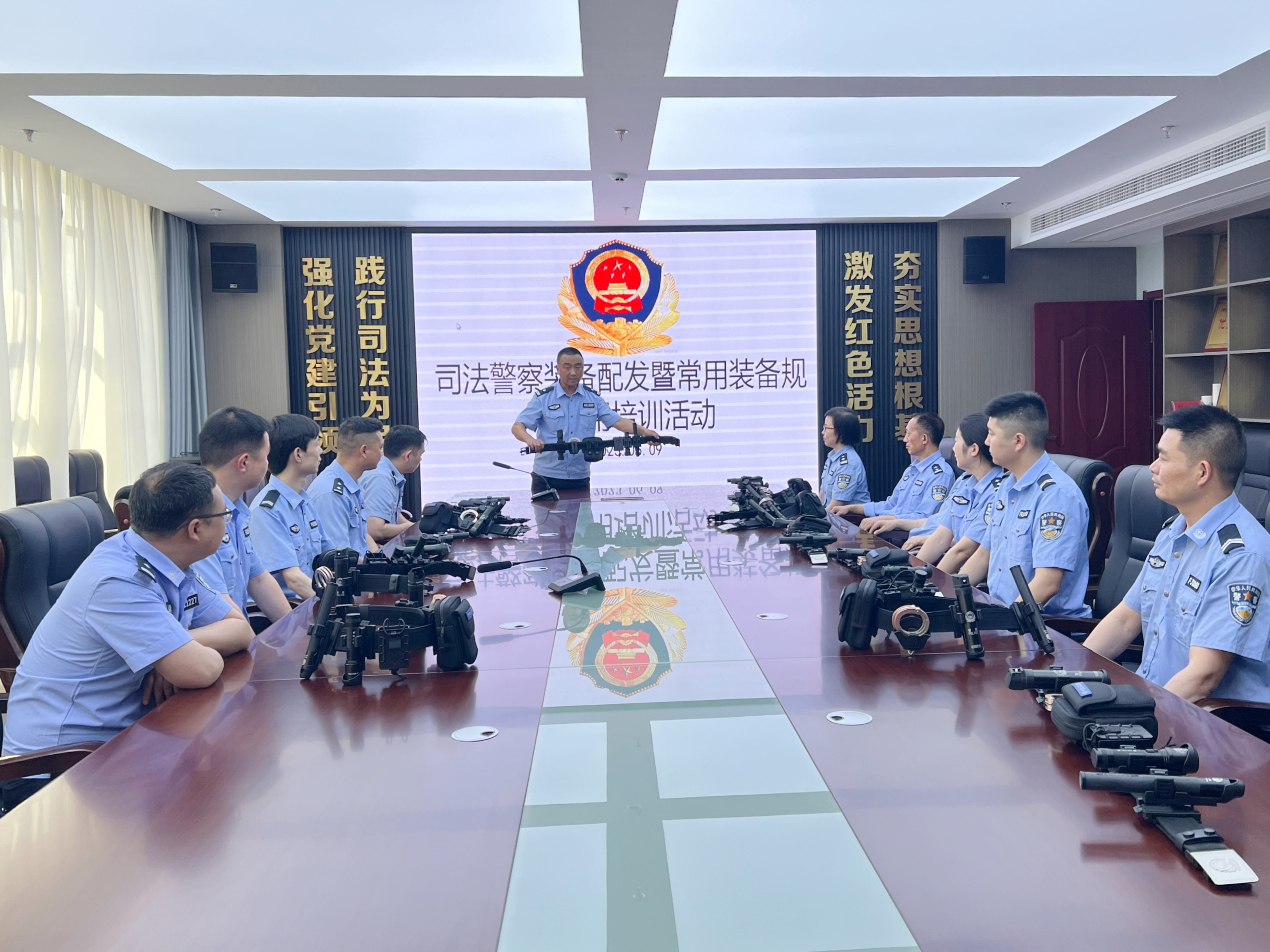 汉阴法院举办司法警察装备配发暨常用装备规范使用培训活动