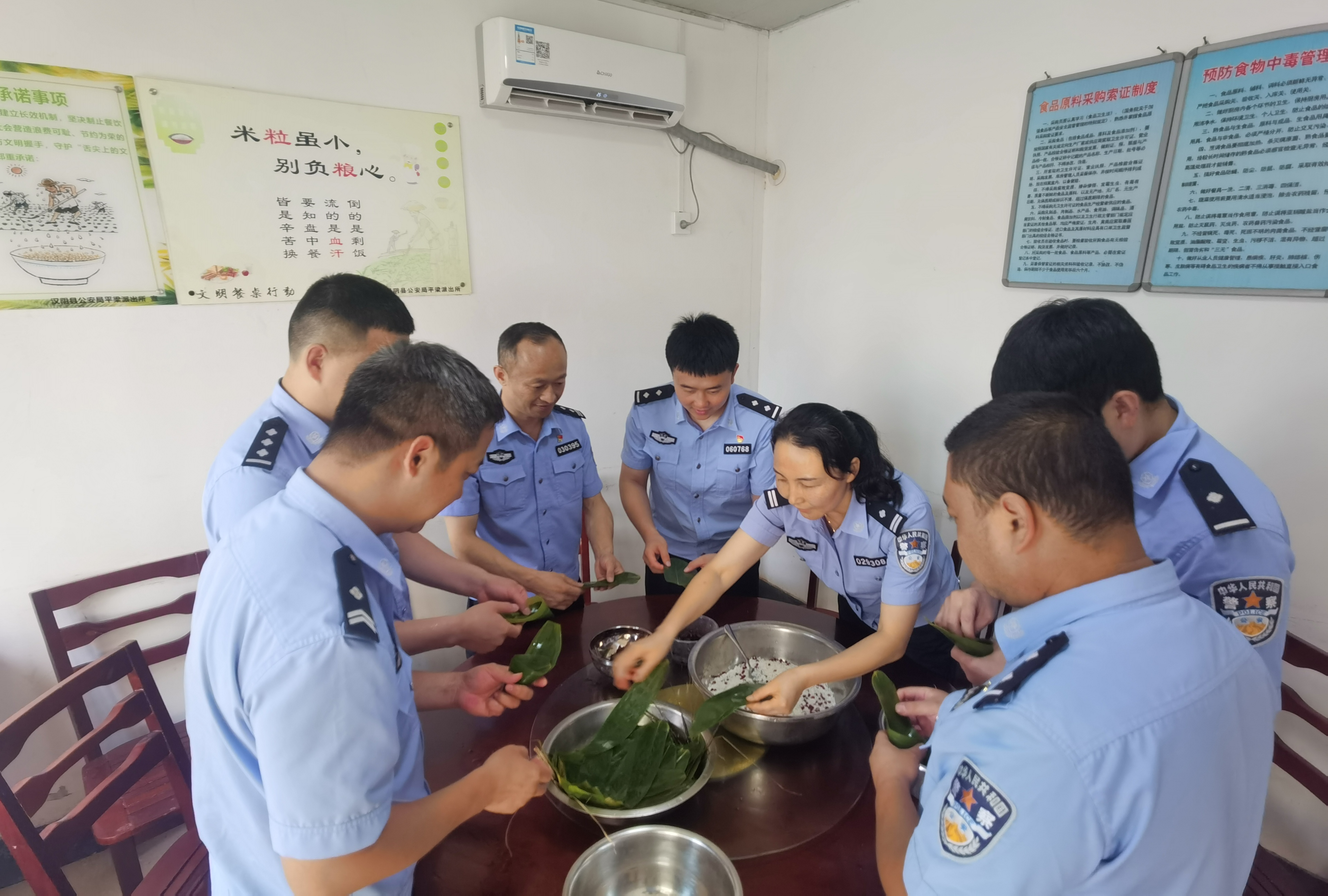 汉阴公安平梁派出所党支部：开展浓浓端午情，暖暖粽飘香主题党日活动