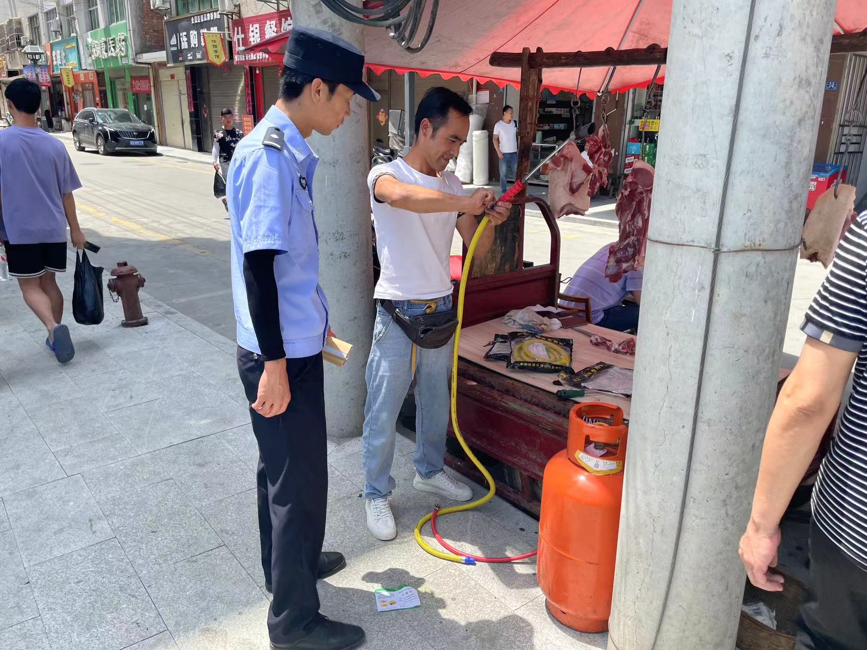 汉阳派出所积极开展集镇燃气安全大检查