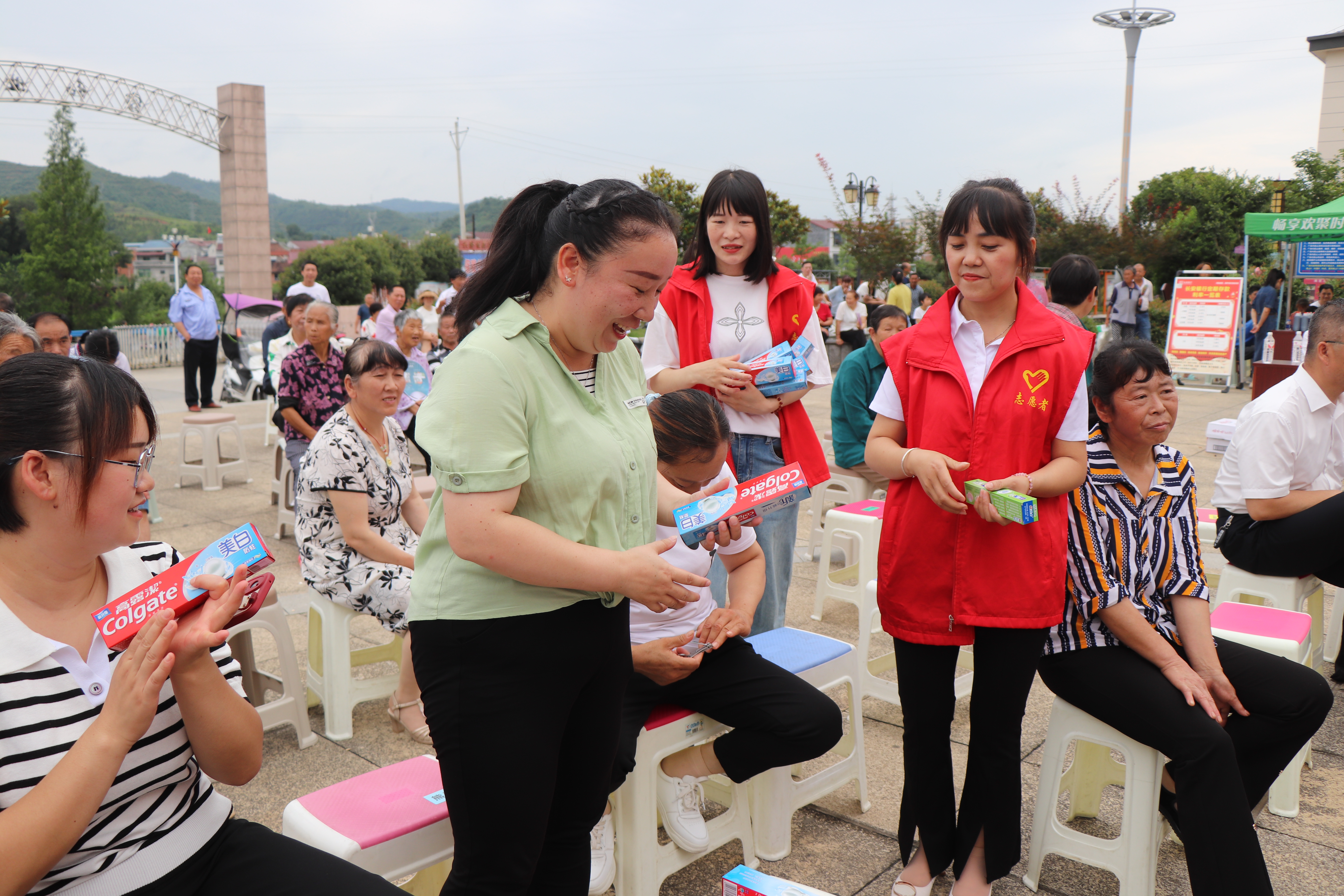 平梁镇开展“庆七一 助振兴”系列活动
