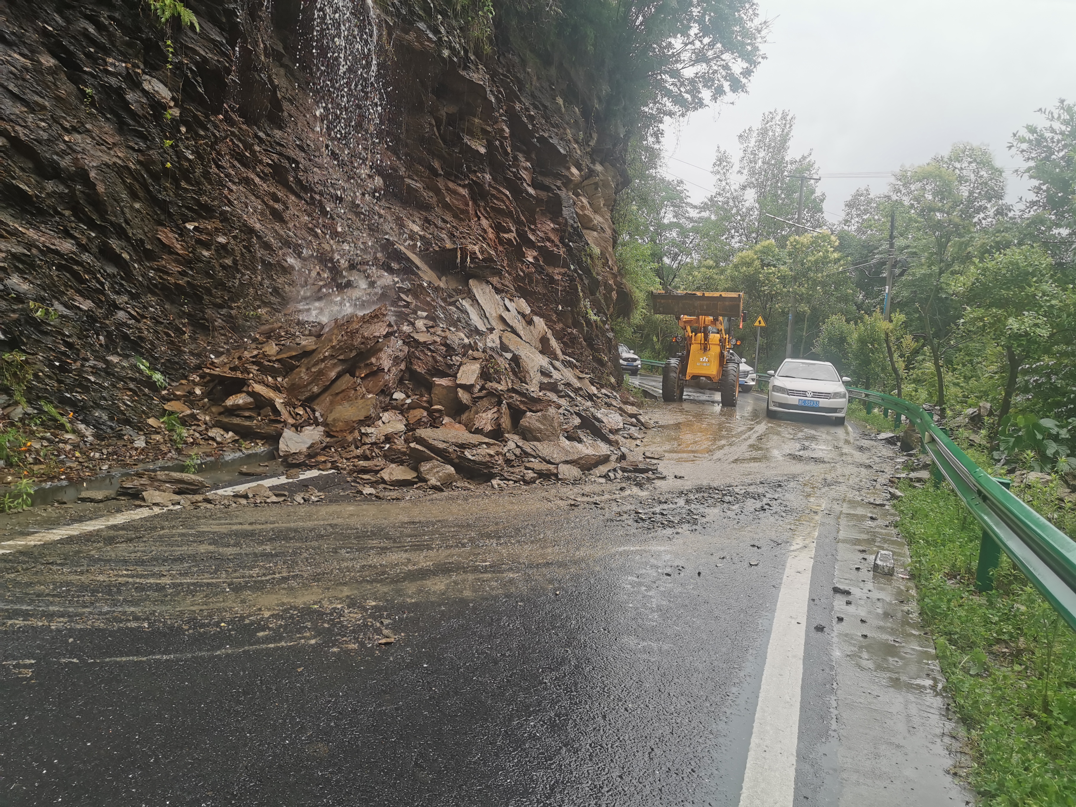 汉阴县交通运输局迅速开展汛期公路保通保畅工作