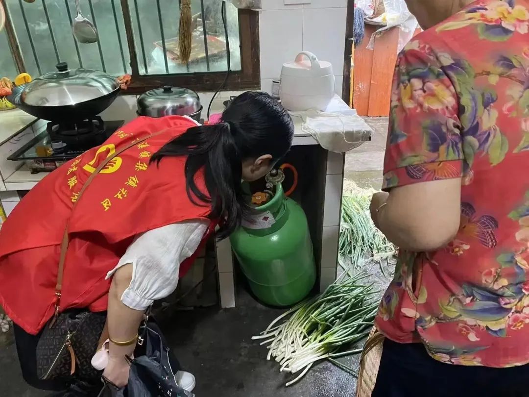 拧紧“安全阀” 防患于未“燃”——蒲溪镇迅速开展燃气安全隐患排查整治行动