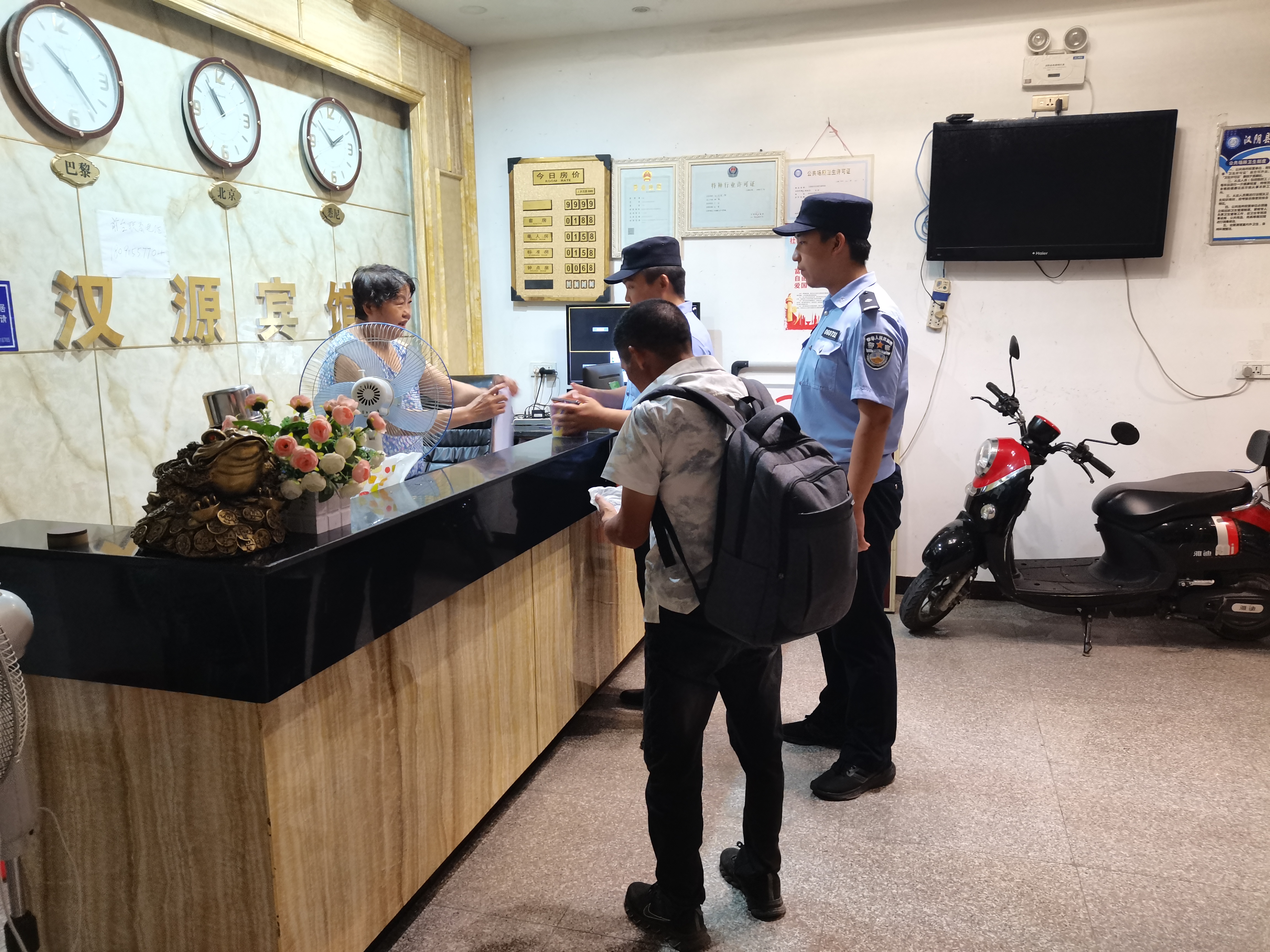 汉阴县公安局汉阳派出所：深夜暖心送失意群众安全入住宾馆
