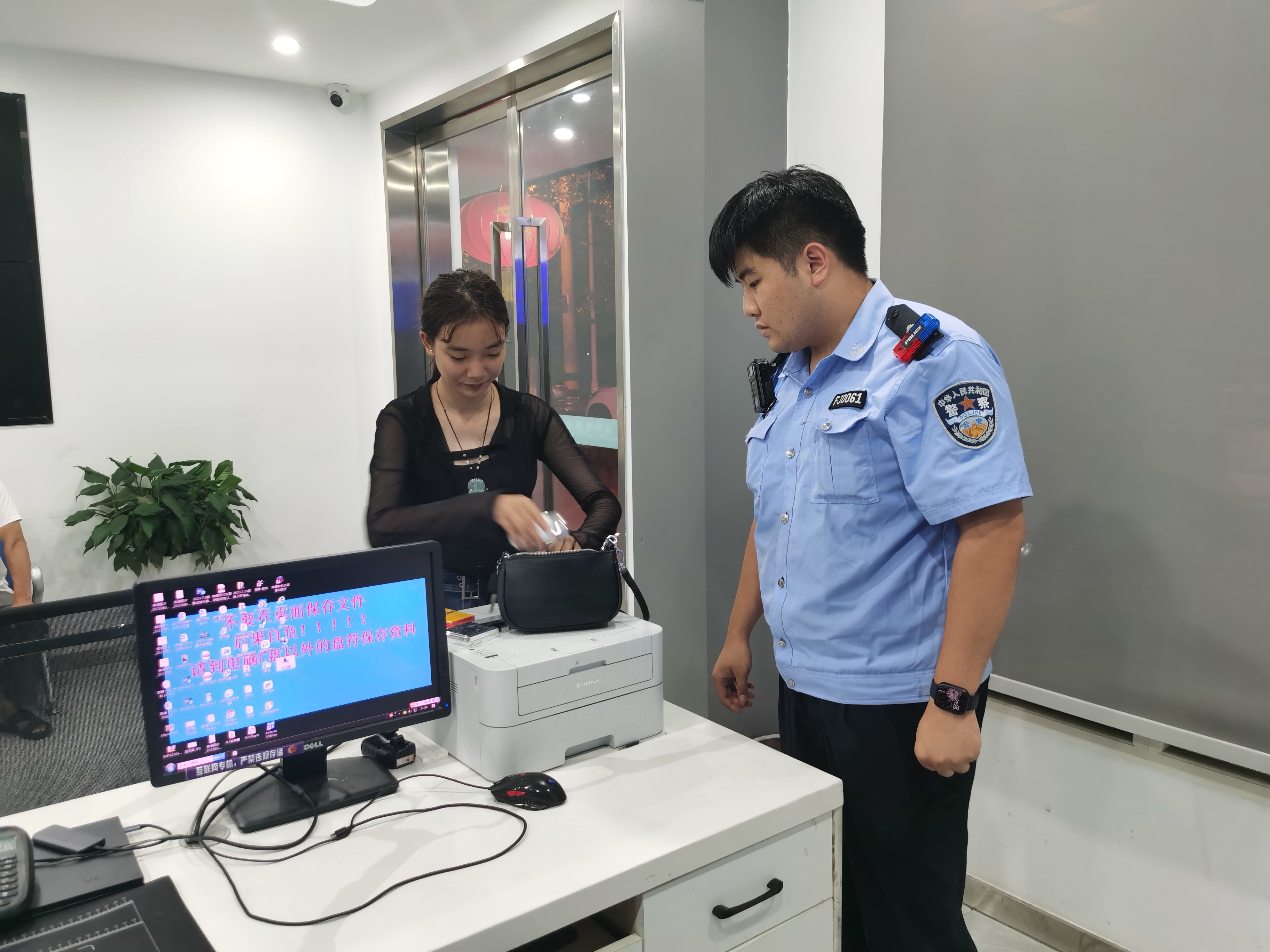 汉阴县城关派出所：手包遗失共享单车 民警耐心寻找物归原主