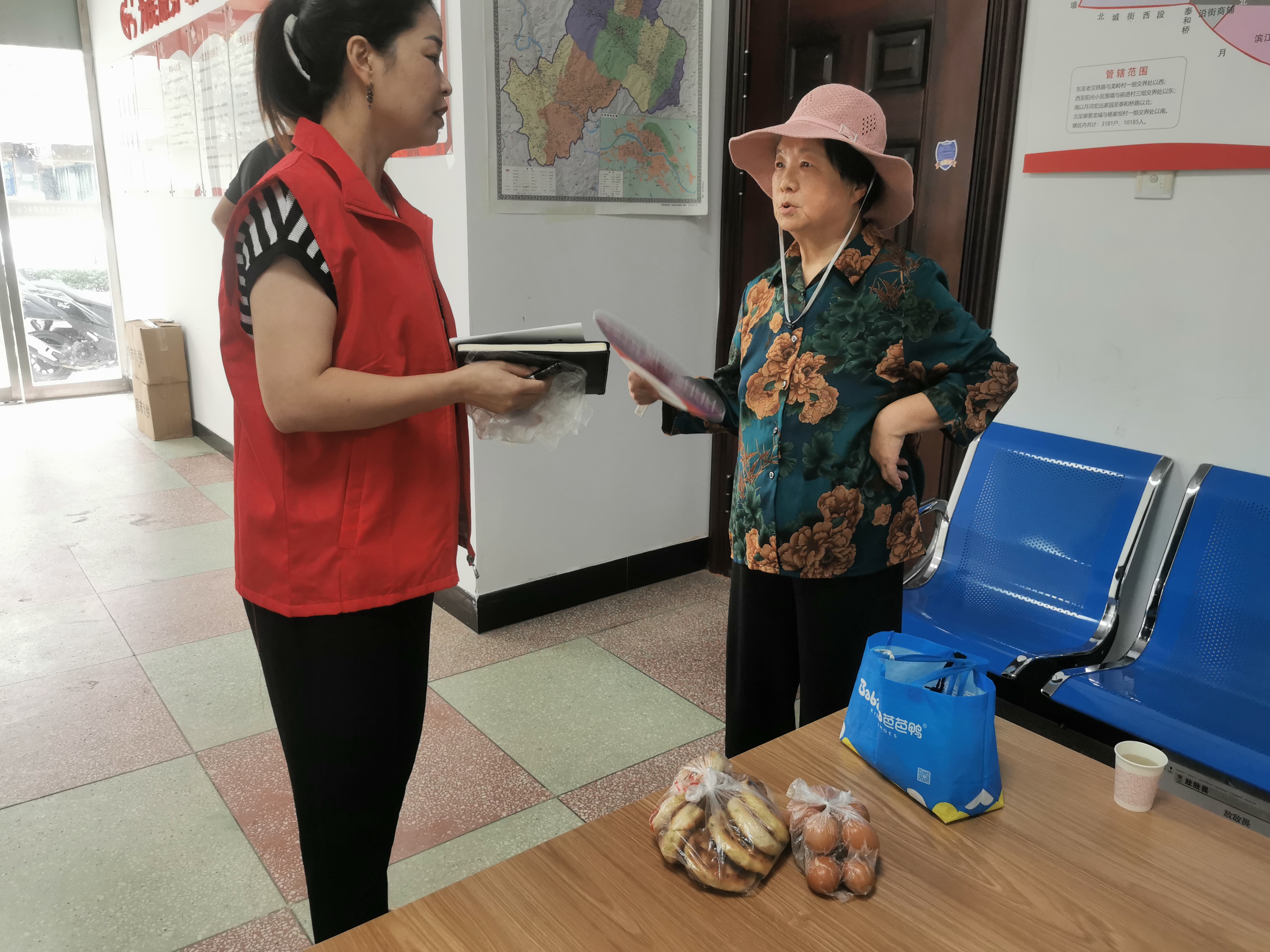 城关镇李家台社区：走访暖民心 居民送“礼”表恩情
