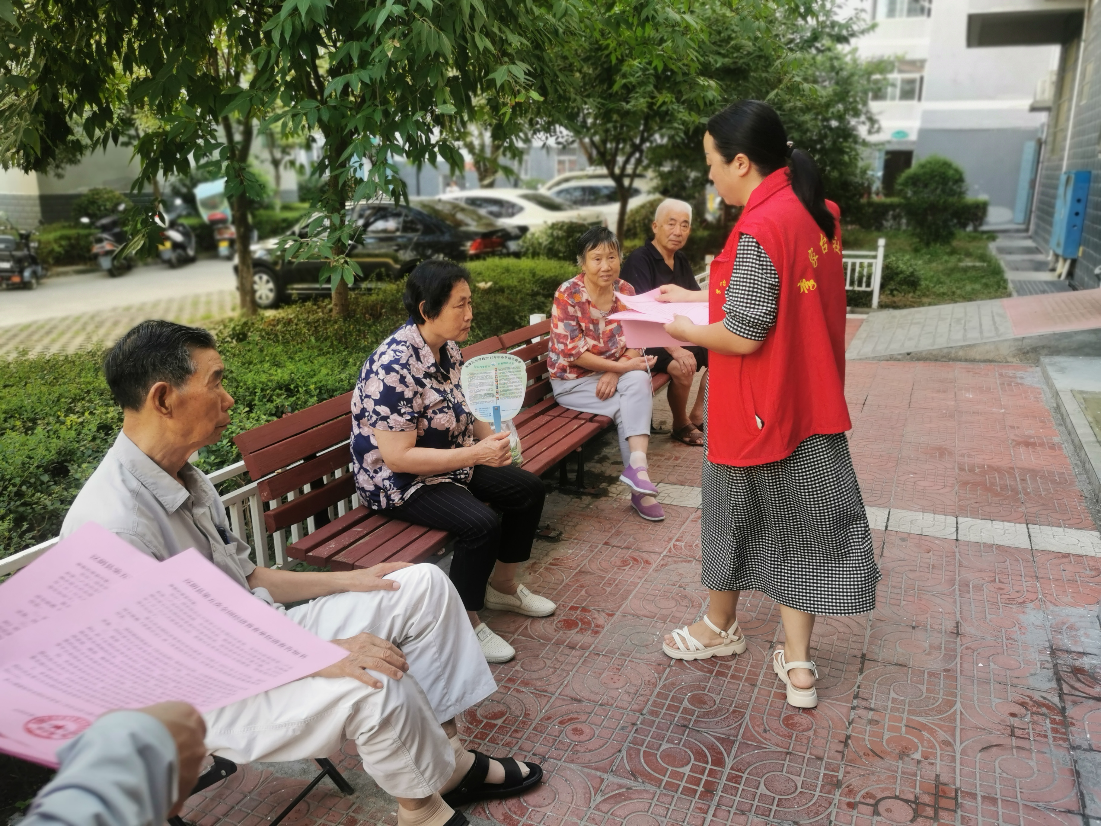 城关镇李家台社区开展《中华人民共和国妇女权益保障法》普法宣传活动