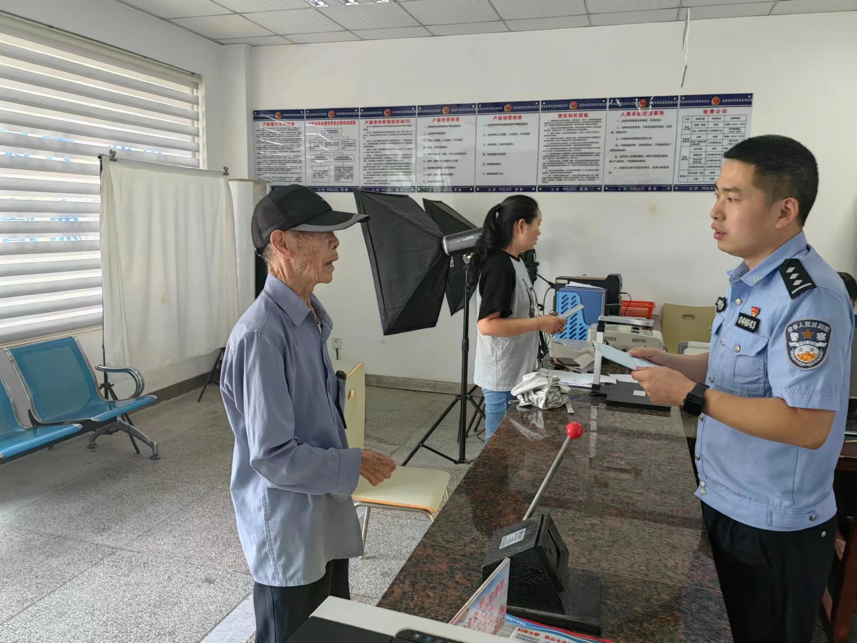 双乳派出所：警民共建一家亲 上门办证暖民心