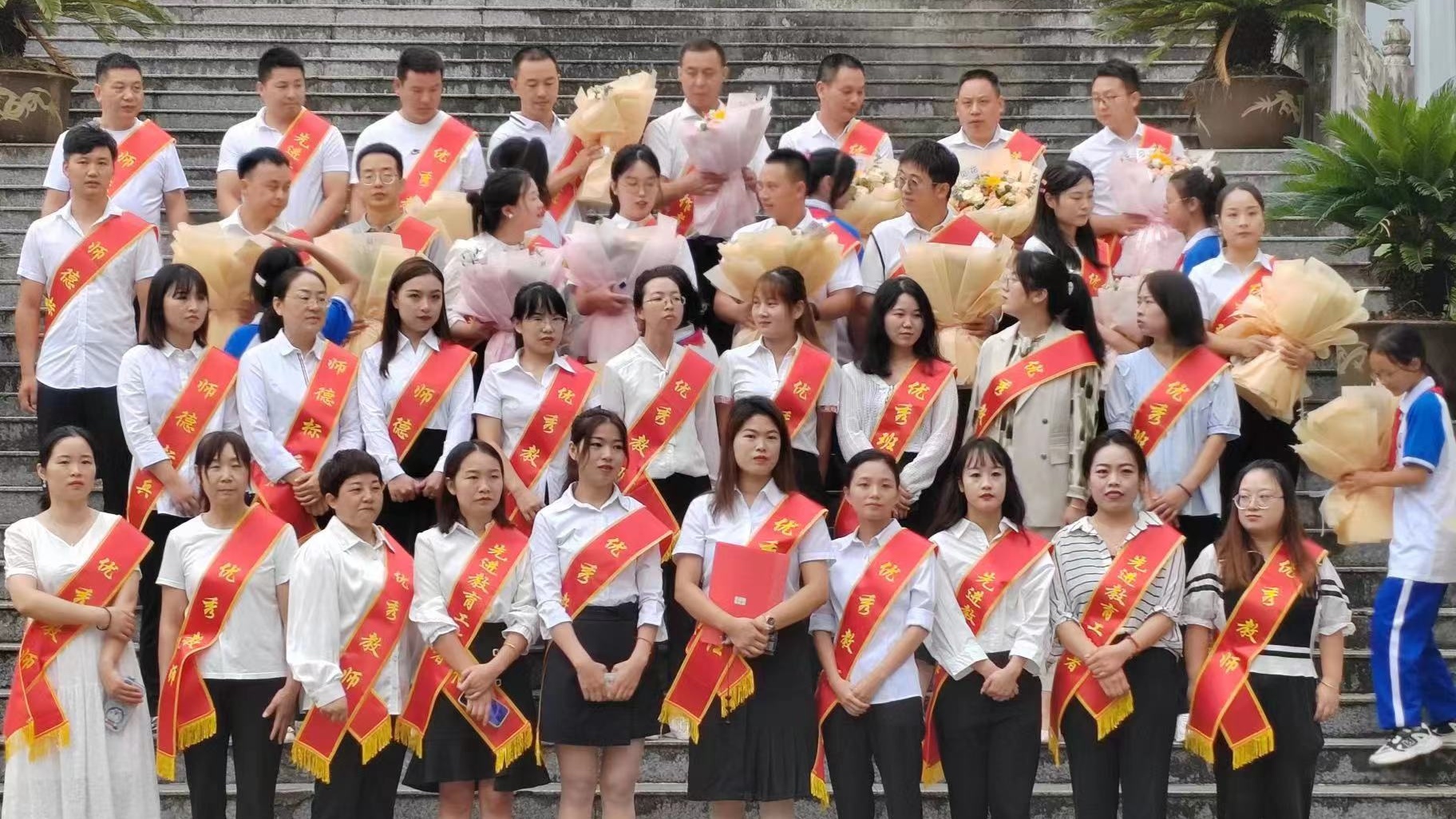 汉阴县漩涡镇中心小学开展“为教师亮灯”活动