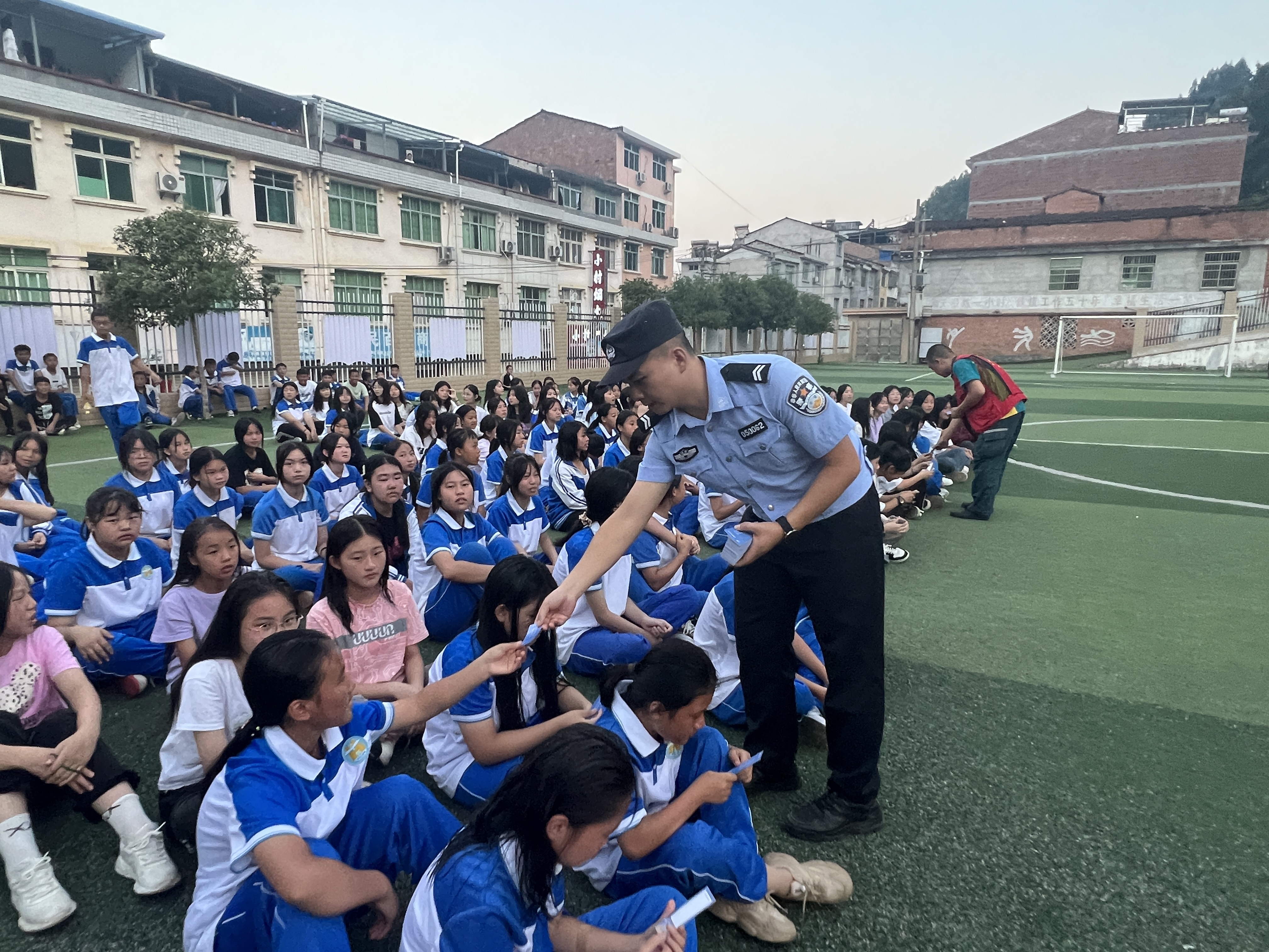 汉阴县汉阳镇：发放绿书签 护苗在身边