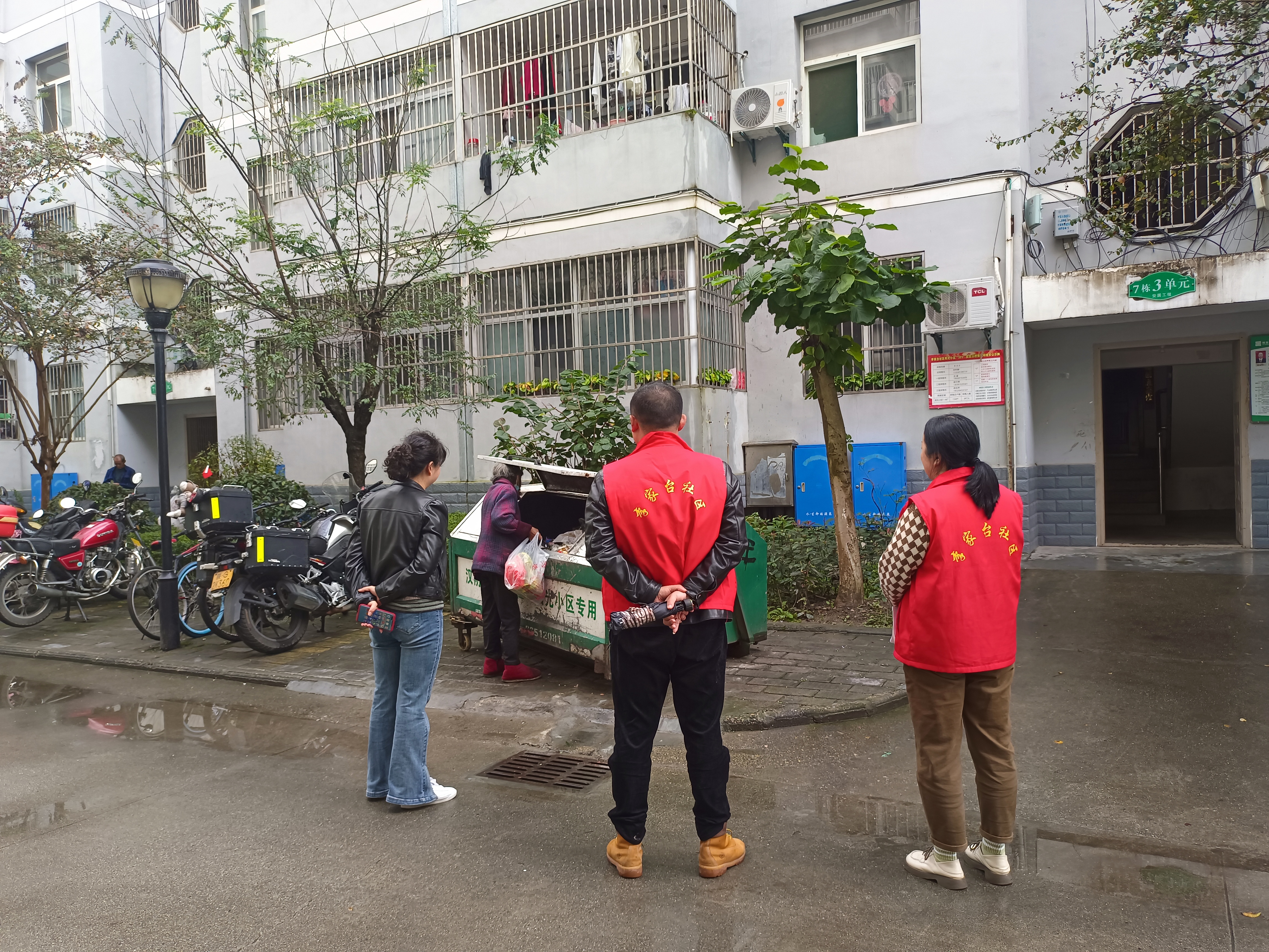 城关镇李家台社区：开展垃圾分类宣传活动