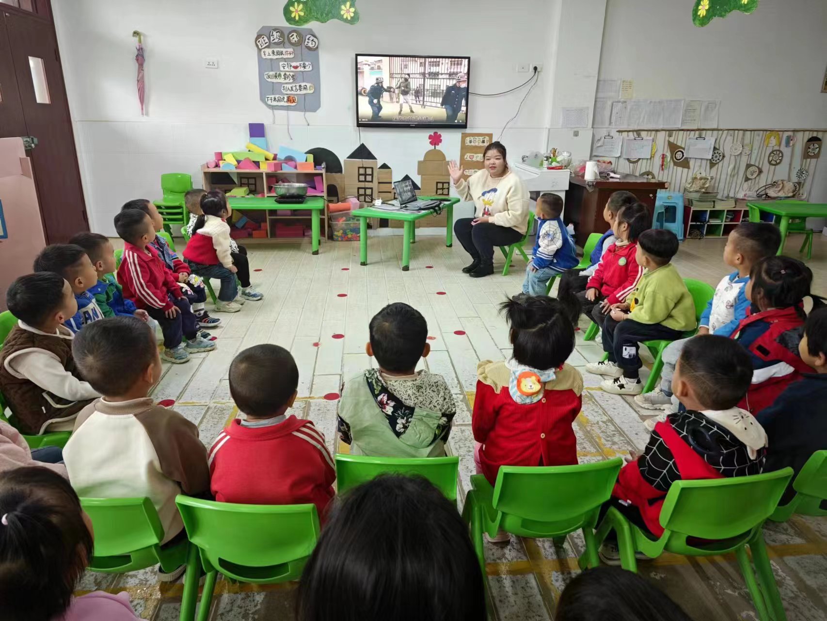 以演筑防 护幼成长——汉阴县漩涡镇中心幼儿园反恐防暴安全演练活动