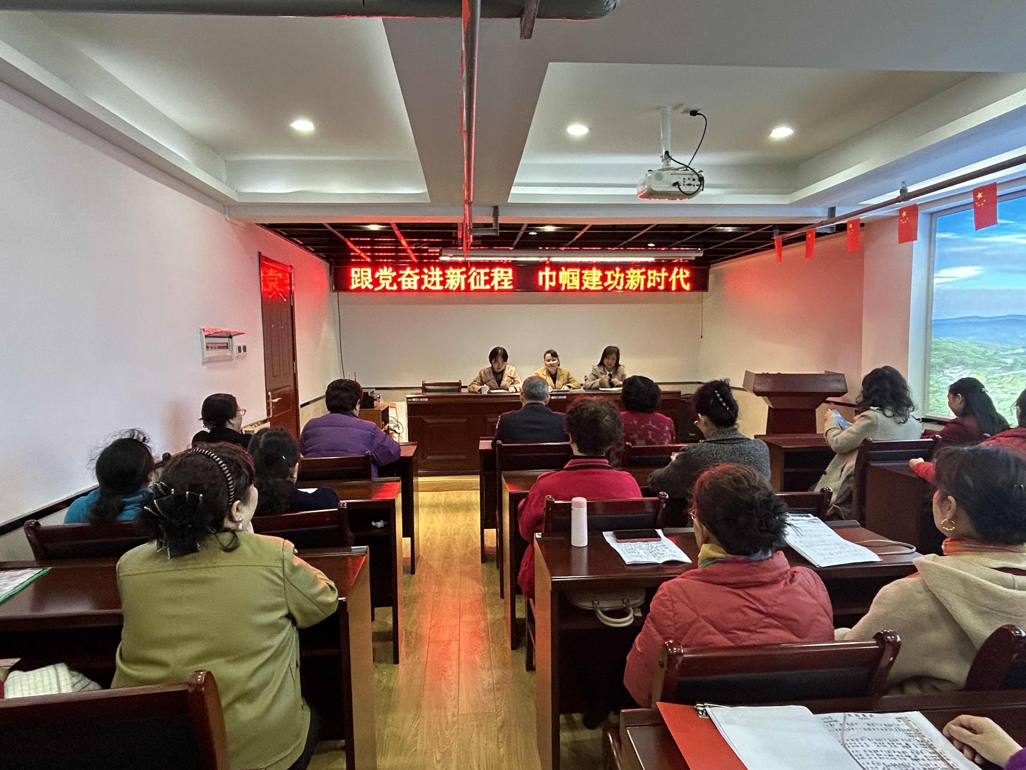 汉阴县城关镇凤台社区：深入学习中国妇女第十三次全国代表大会精神