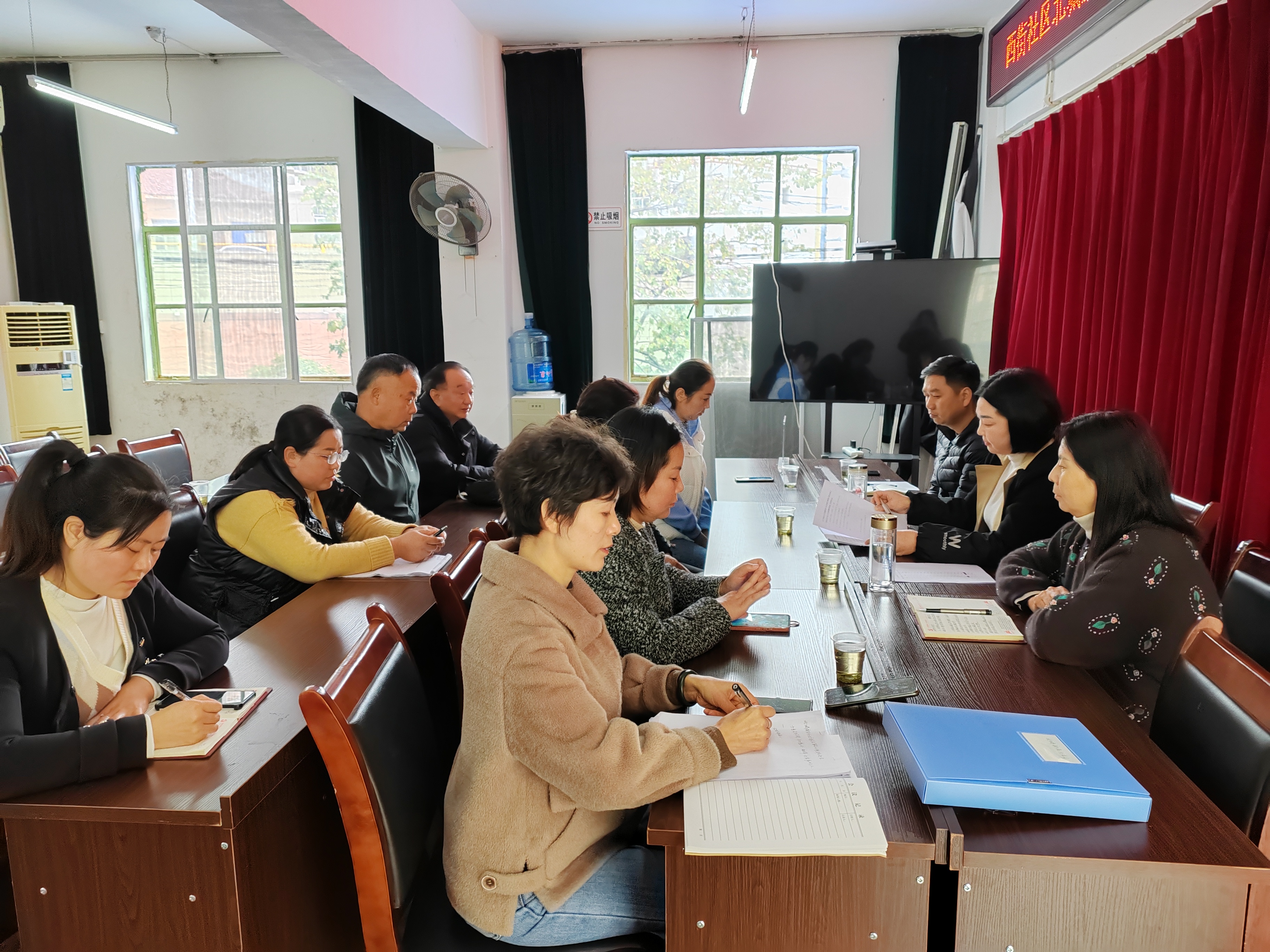 城关镇西街社区人大代表联络站组织开展专题议事活动