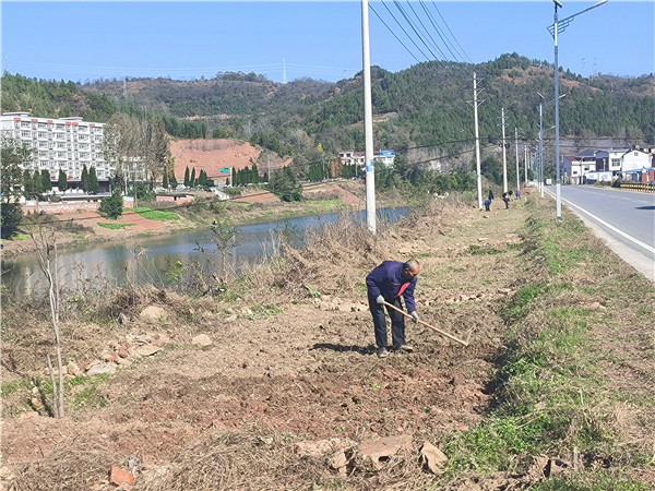 汉阴县蒲溪镇：荒地变“宝地” 播种幸福田
