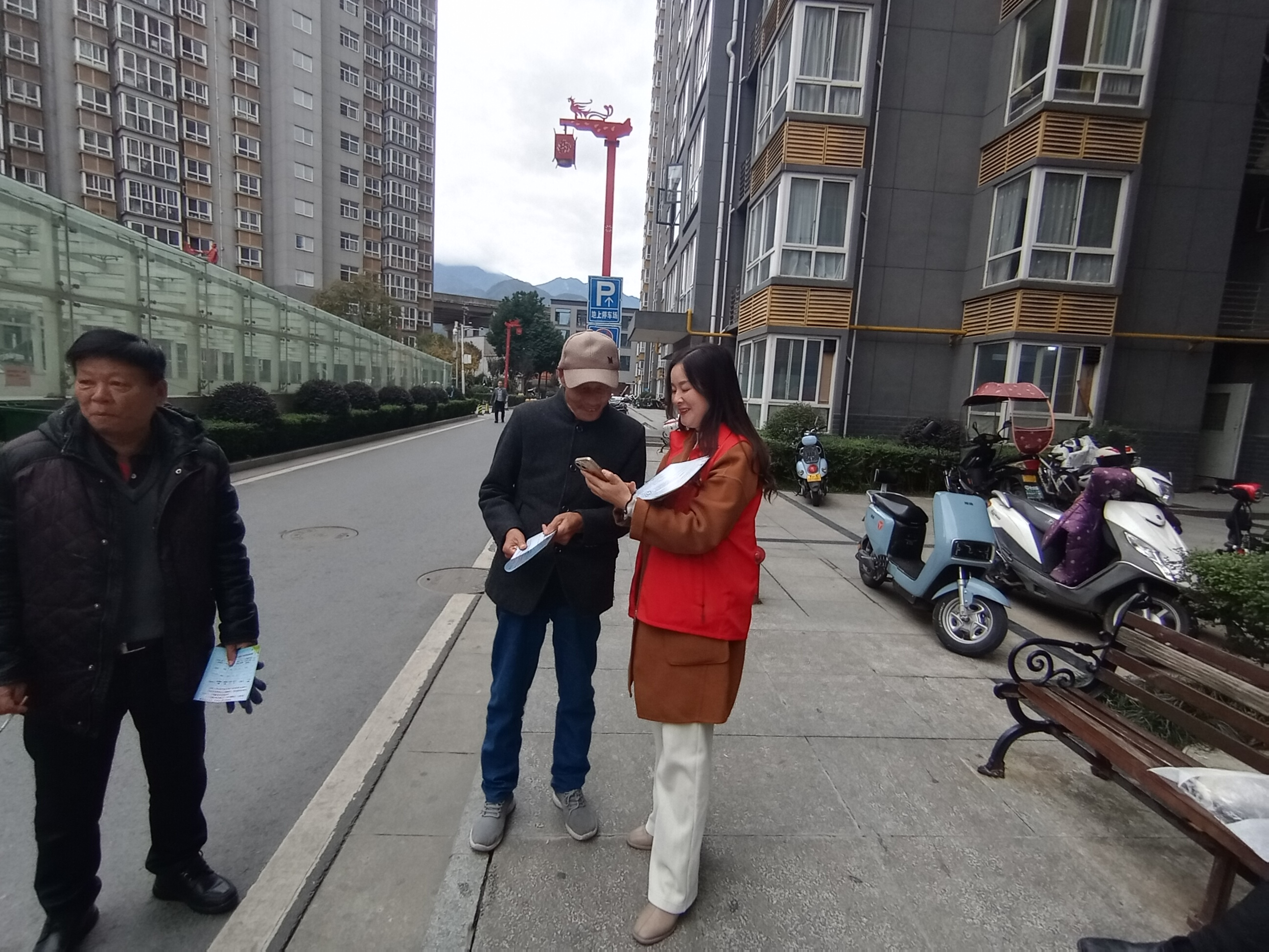 汉阴县城关镇凤台社区：加大医保宣传力度 服务居民零距离