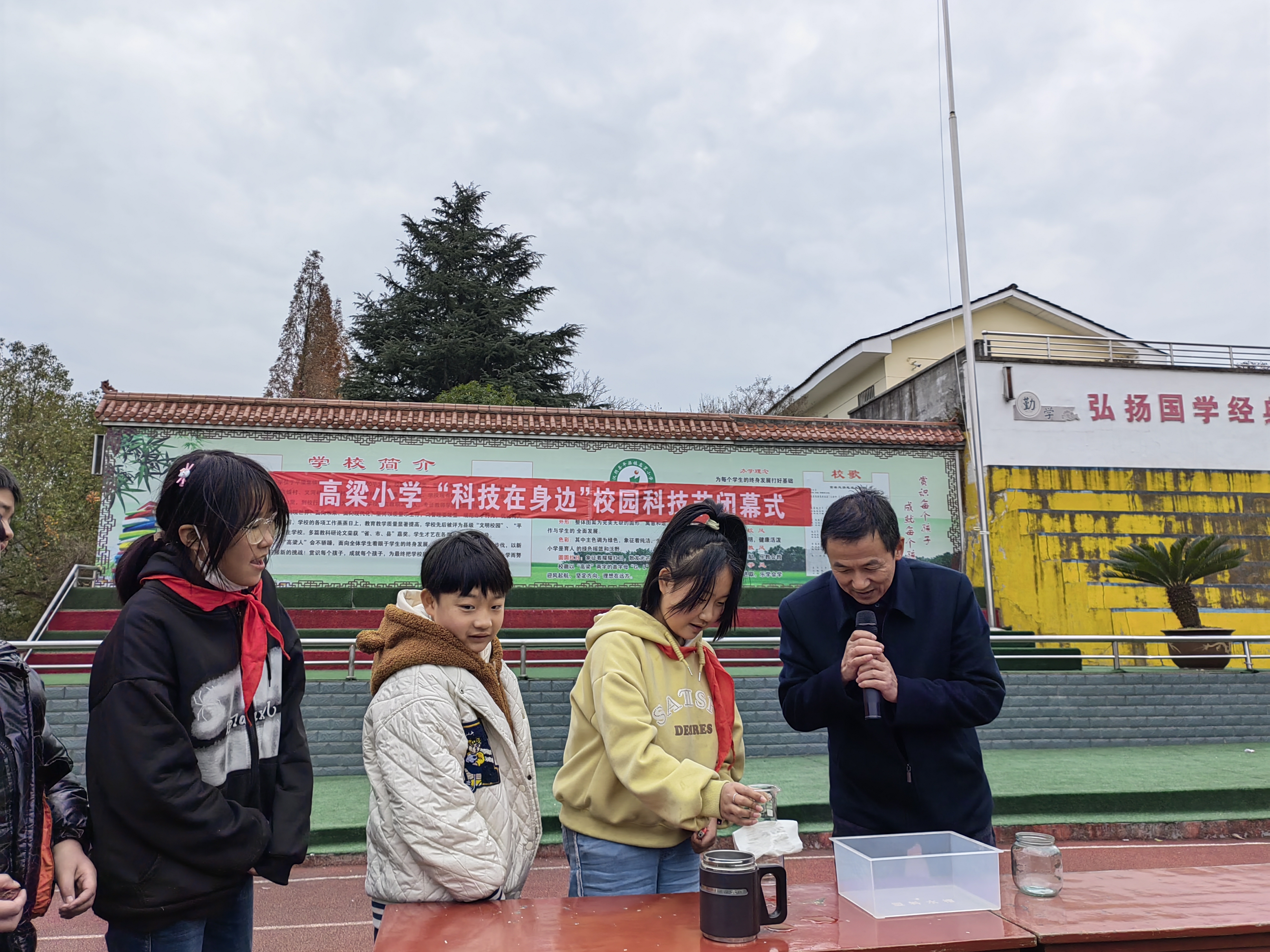 小平台 大梦想——汉阴县高梁小学校园举办校园科技节
