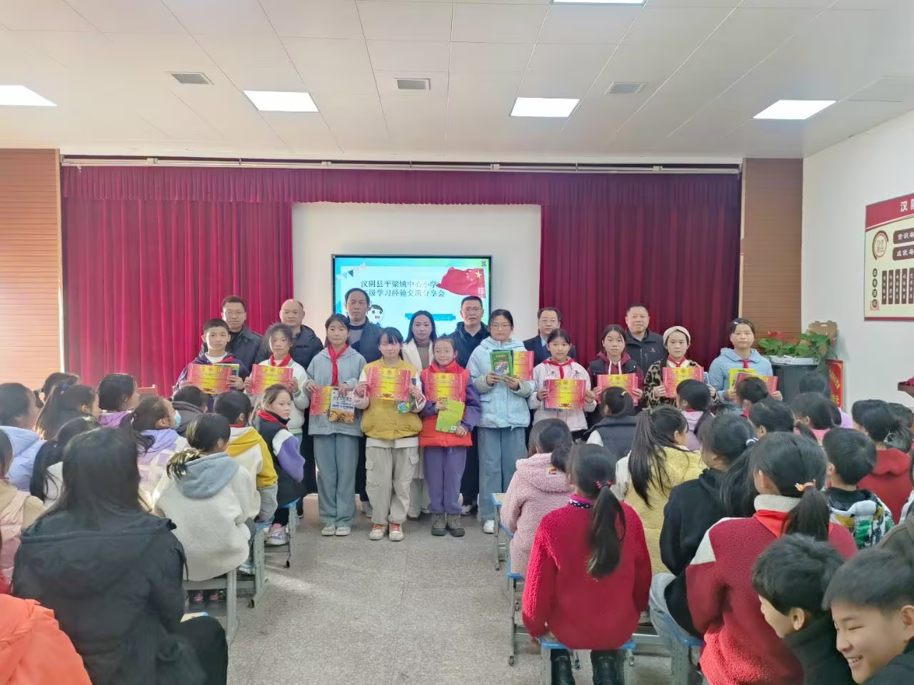 汉阴县平梁镇中心小学举行毕业班学习经验交流分享会