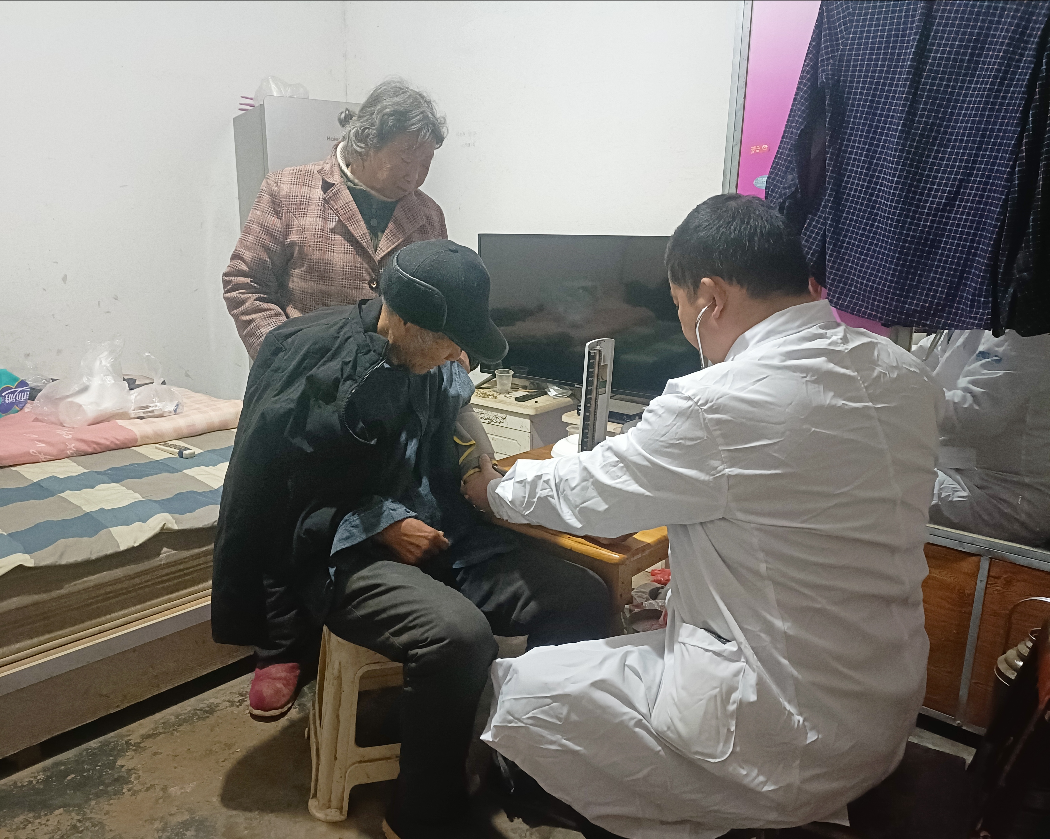 汉阴县城关镇：冬日送暖 健康上门