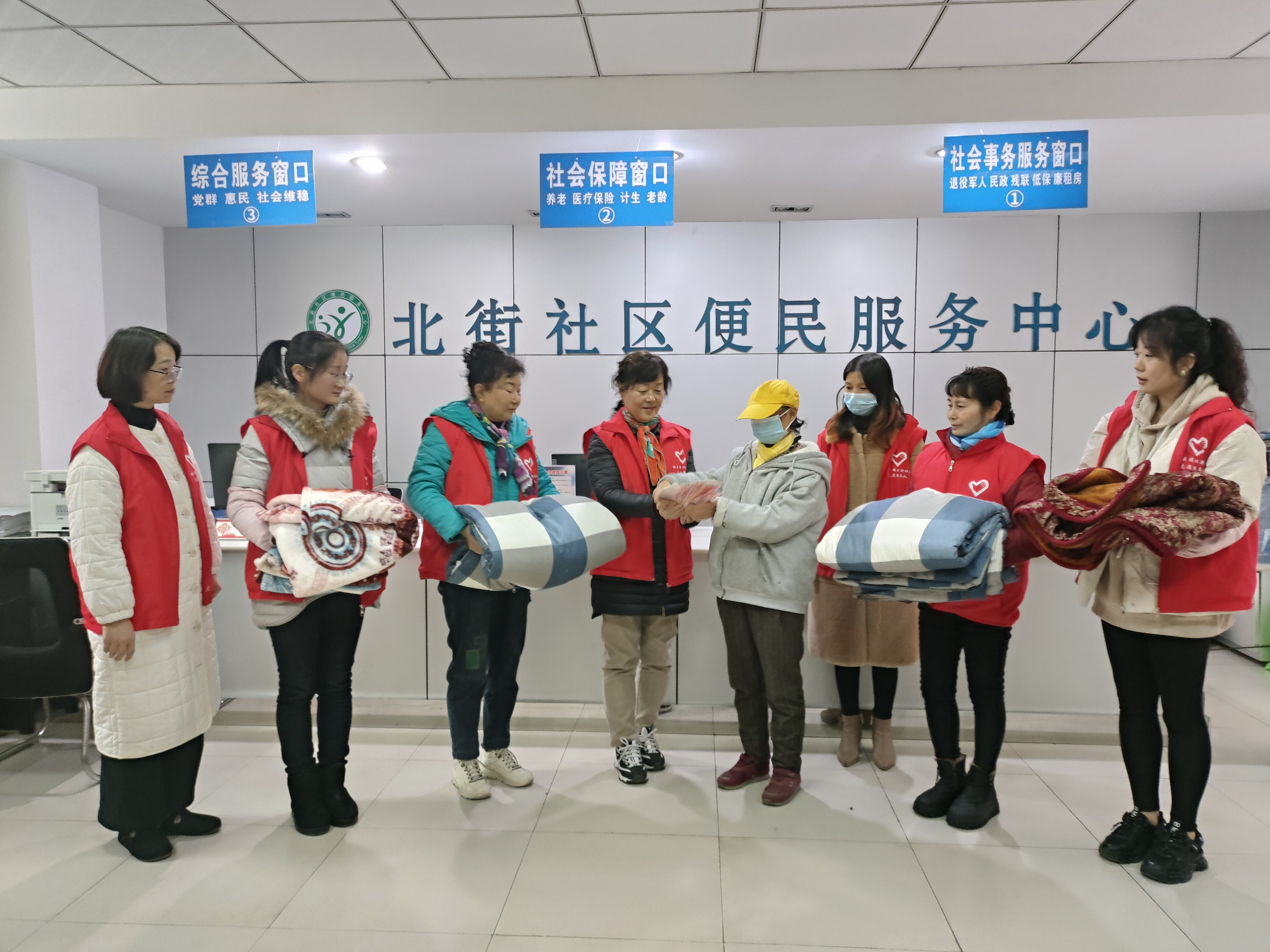 汉阴县城关镇北街社区：爱心捐赠 冬日里的温暖