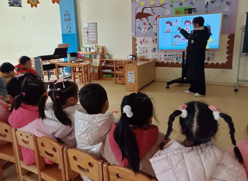 展实习风采 促专业成长 汉阴县凤台幼儿园开展实习生教学展示活动