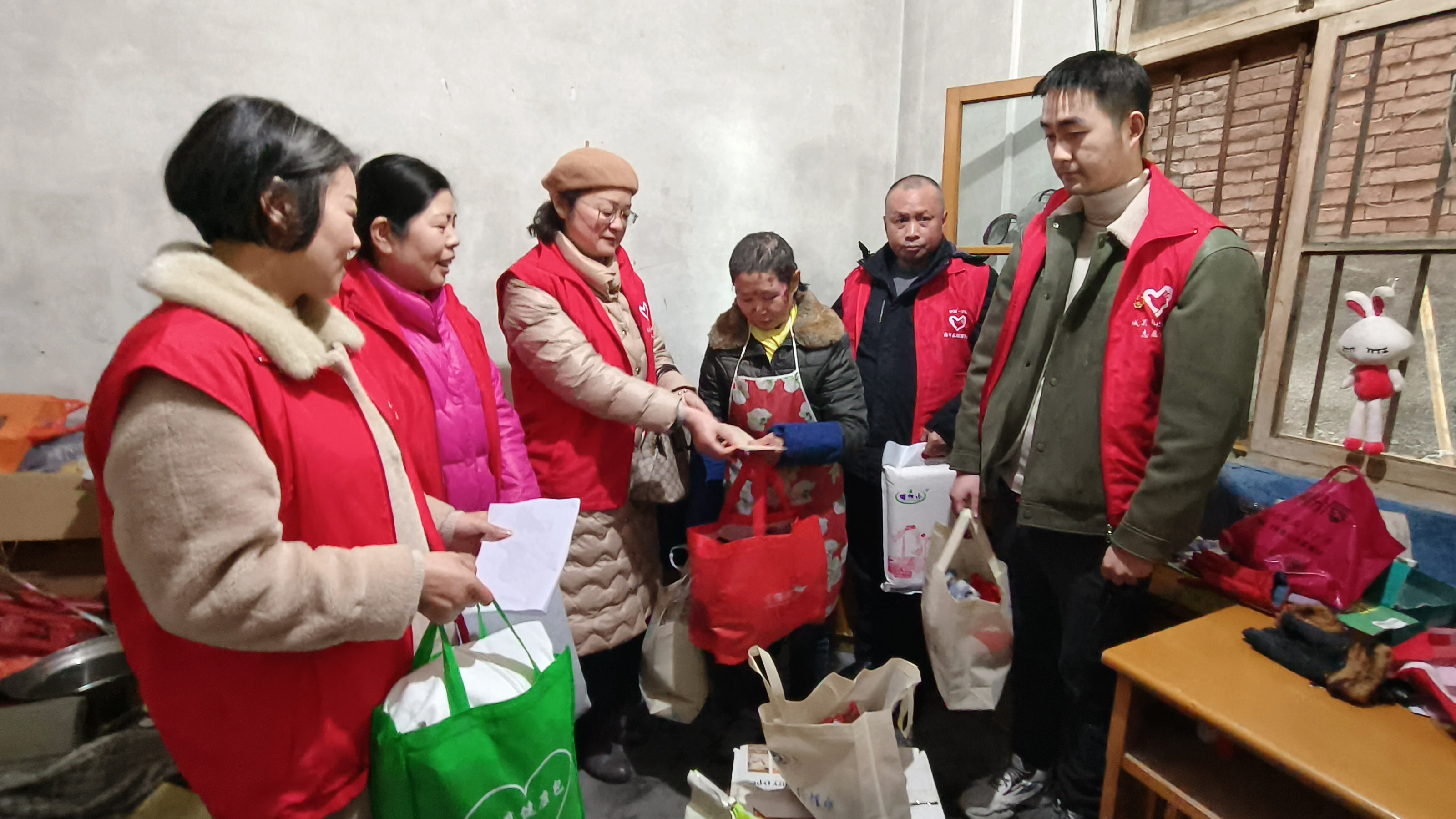 汉阴县城关镇北街社区：火灾无情人有情 爱心救助暖人心
