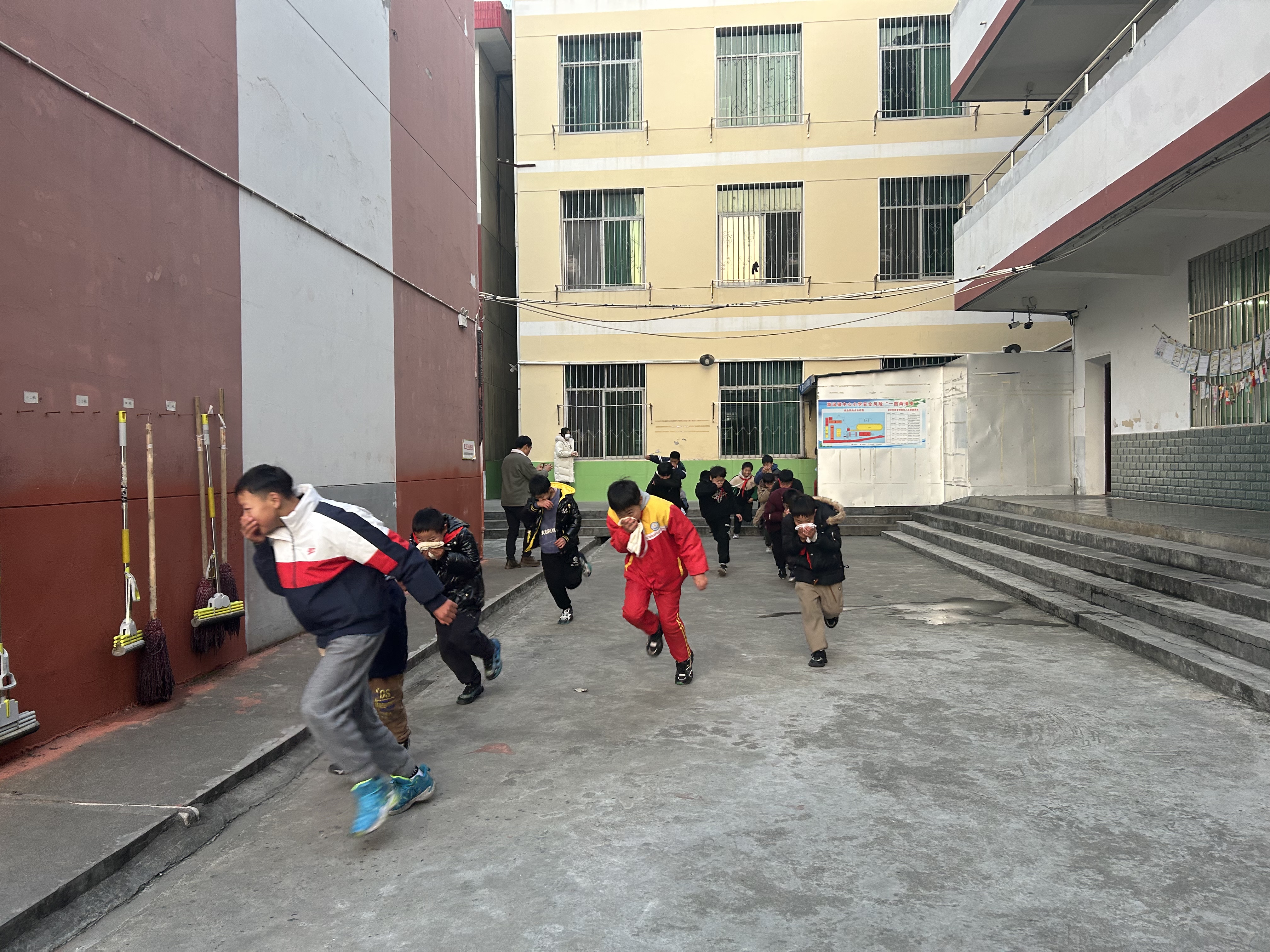 汉阴县漩涡镇中心小学举行冬季住宿生消防应急逃生演练