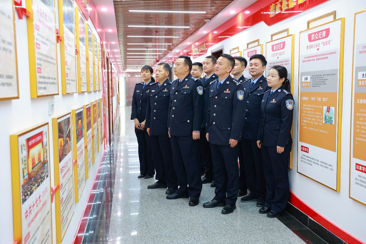 汉阴县公安局指挥中心开展“重温党的历史 筑牢忠诚警魂”主题党日活动