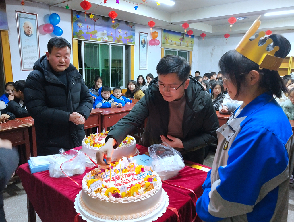 汉阴县初级中学举行住宿生集体生日会
