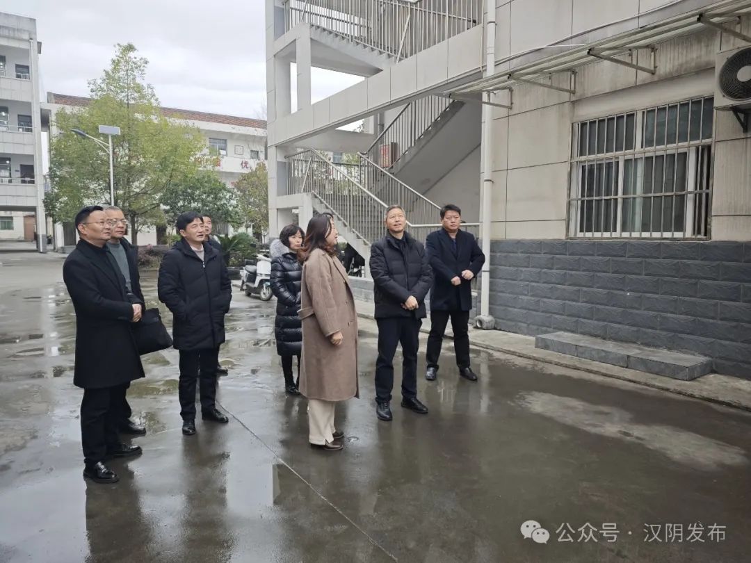 汉阴县人大常委会主任黄邦平带队到平梁镇初级中学开展联校帮扶工作