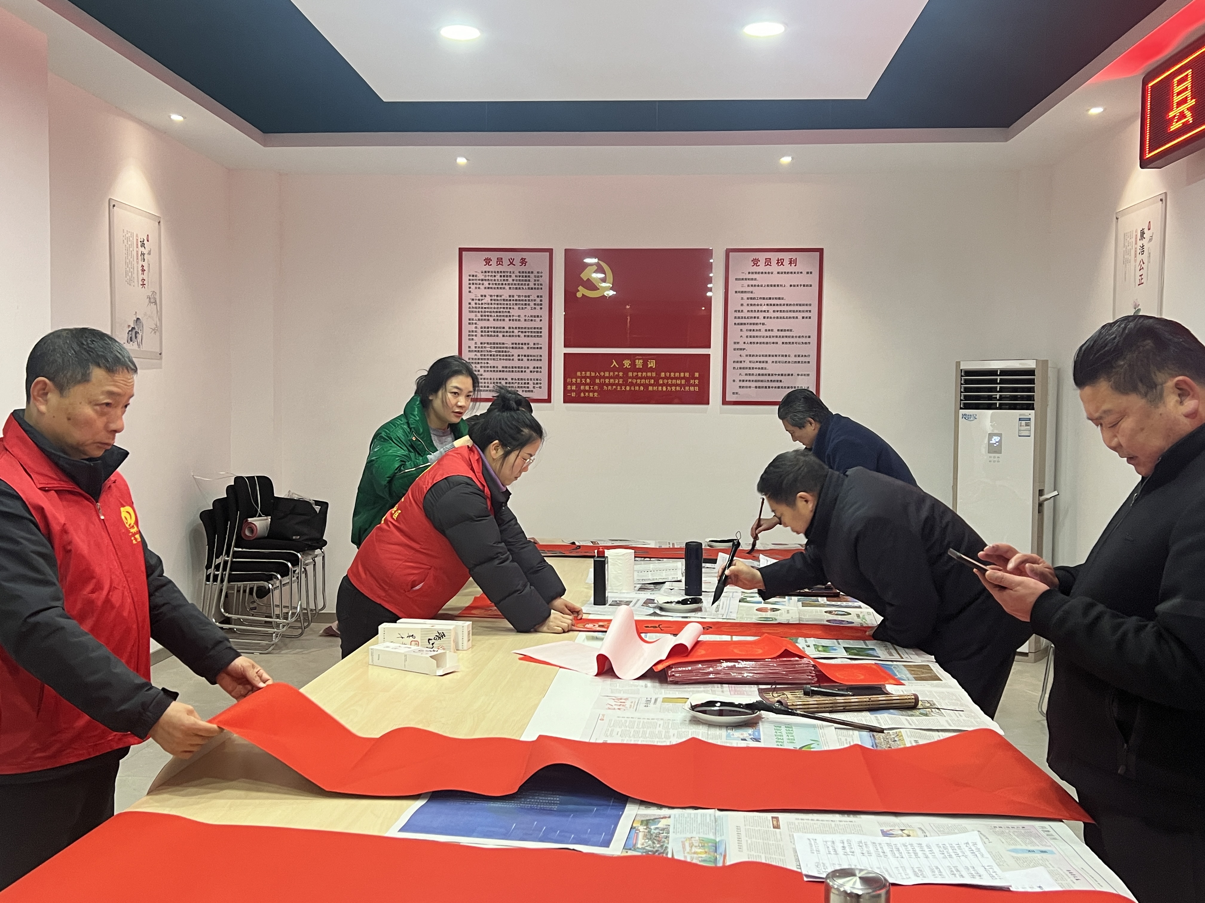 汉阴县汉阳镇开展“义写春联迎新年 翰墨飘香暖人心”活动