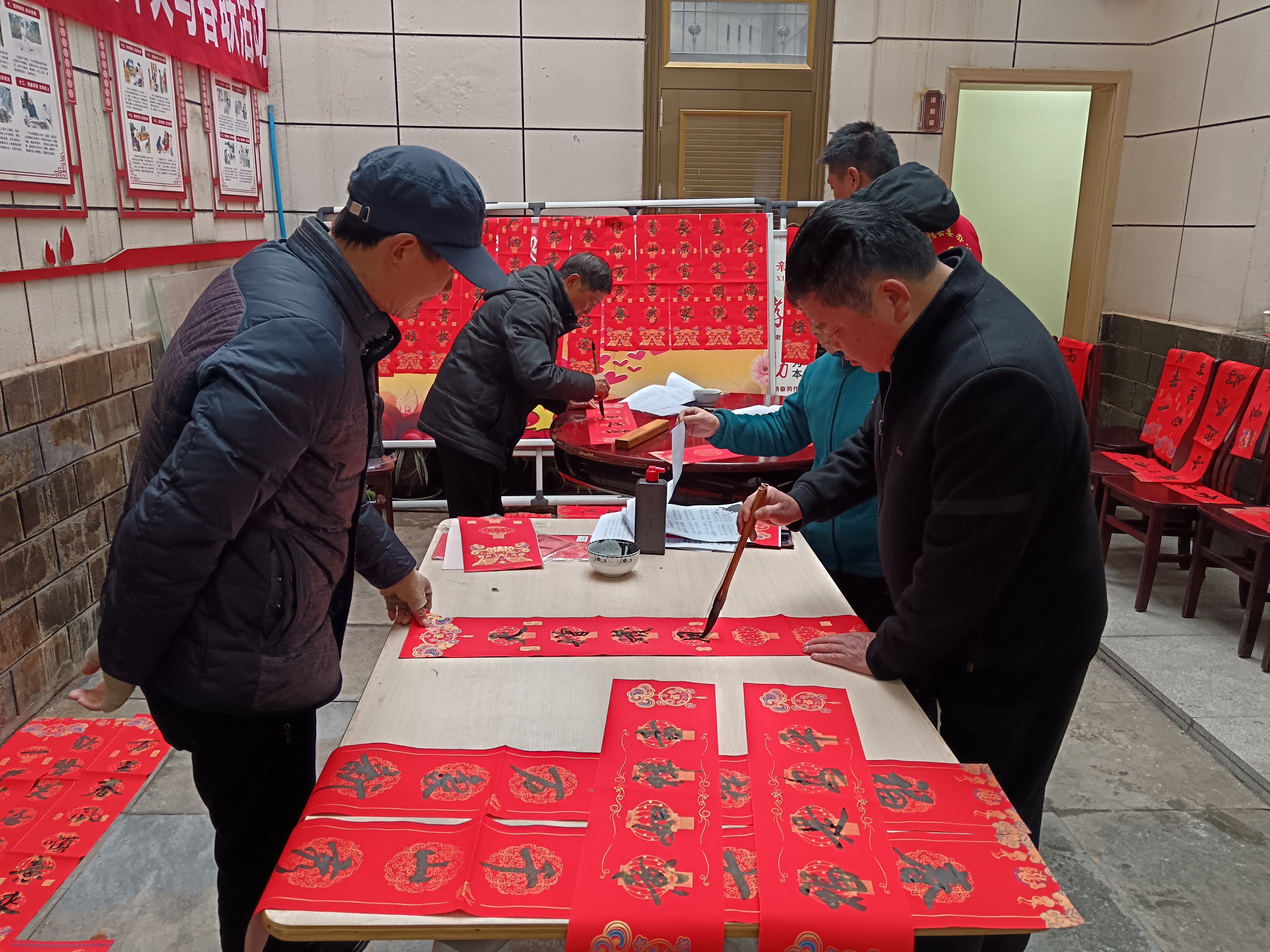 汉阴县城关镇西街社区：义写春联暖人心 浓浓墨香迎新春