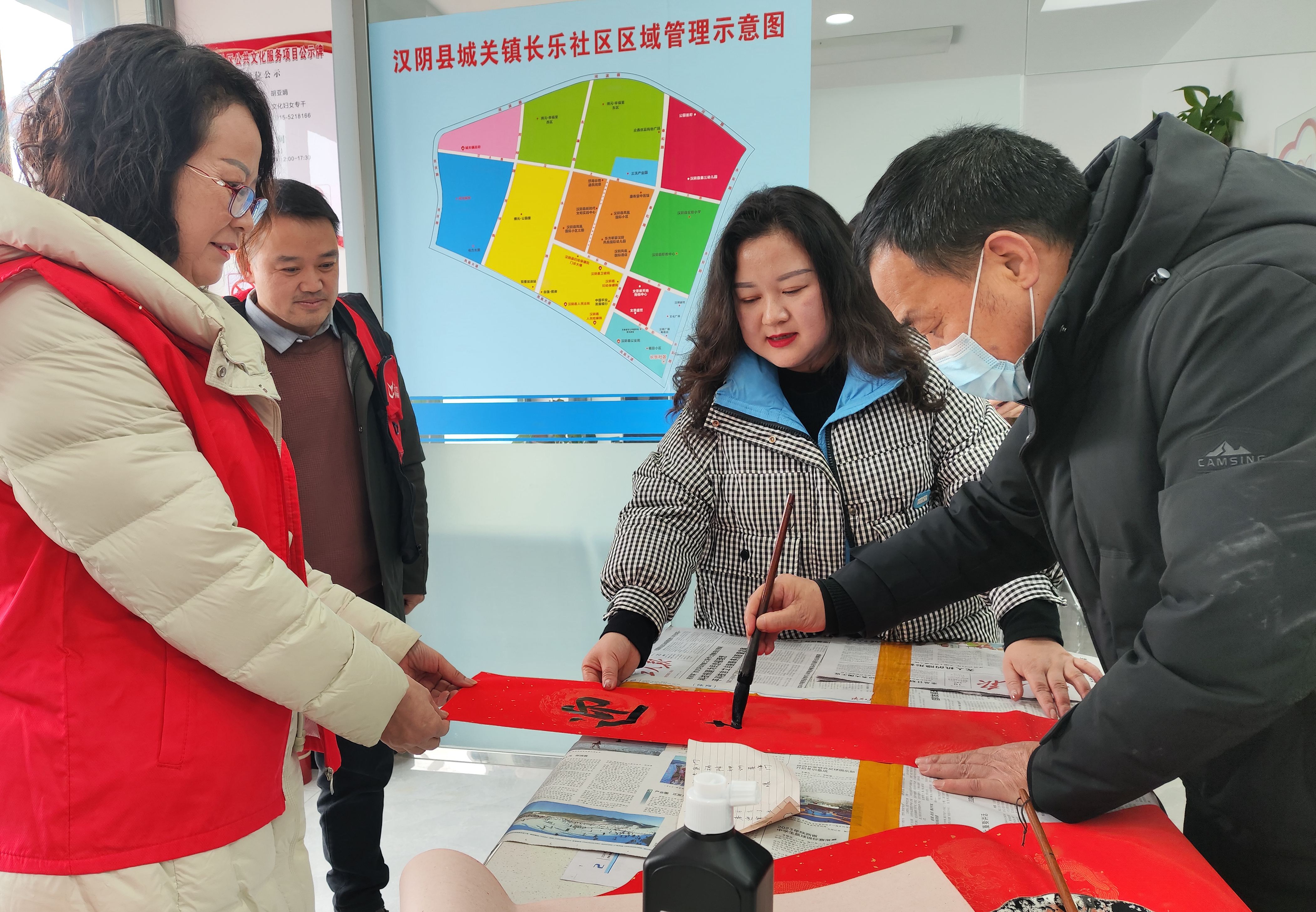 汉阴县城关镇长乐社区：写春联、赠福字  感受笔尖上的“文化年味”