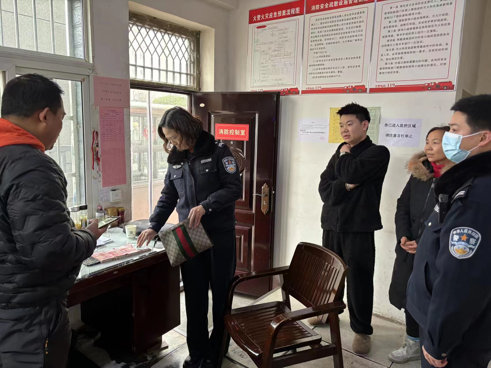 汉阴：物业保安拾金不昧 让小区更有温度