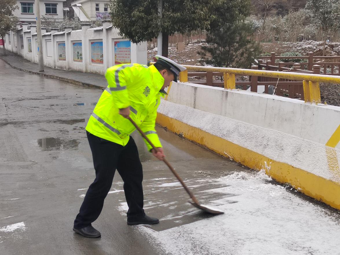 观音河镇：迎雪而上，保障人民出行安全通畅