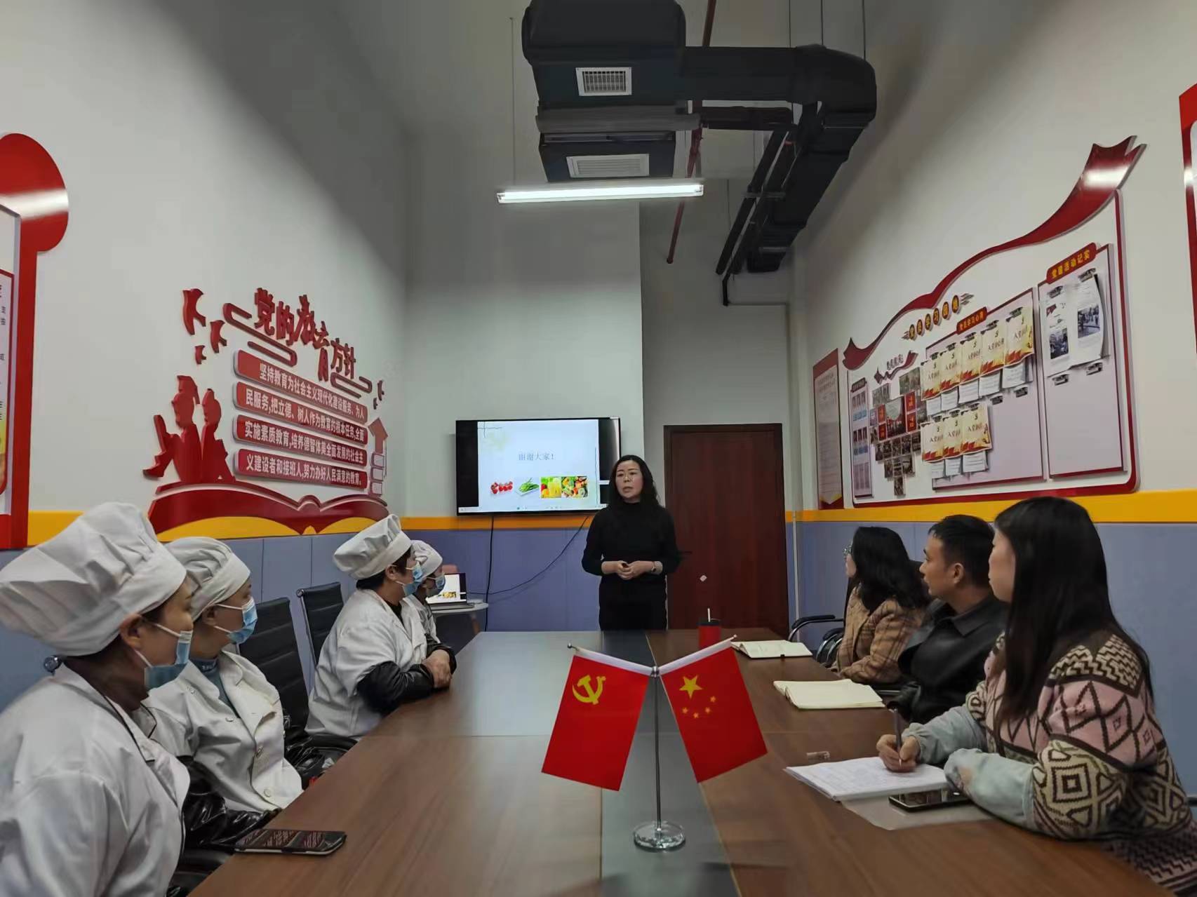 规范食堂管理  严抓食品安全 汉阴县第四幼儿园召开食堂食品安全工作培训会