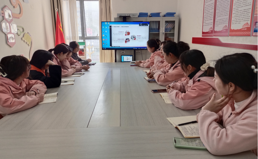 汉阴县凤台幼儿园开展“党建引领下的环境创设”线上培训活动
