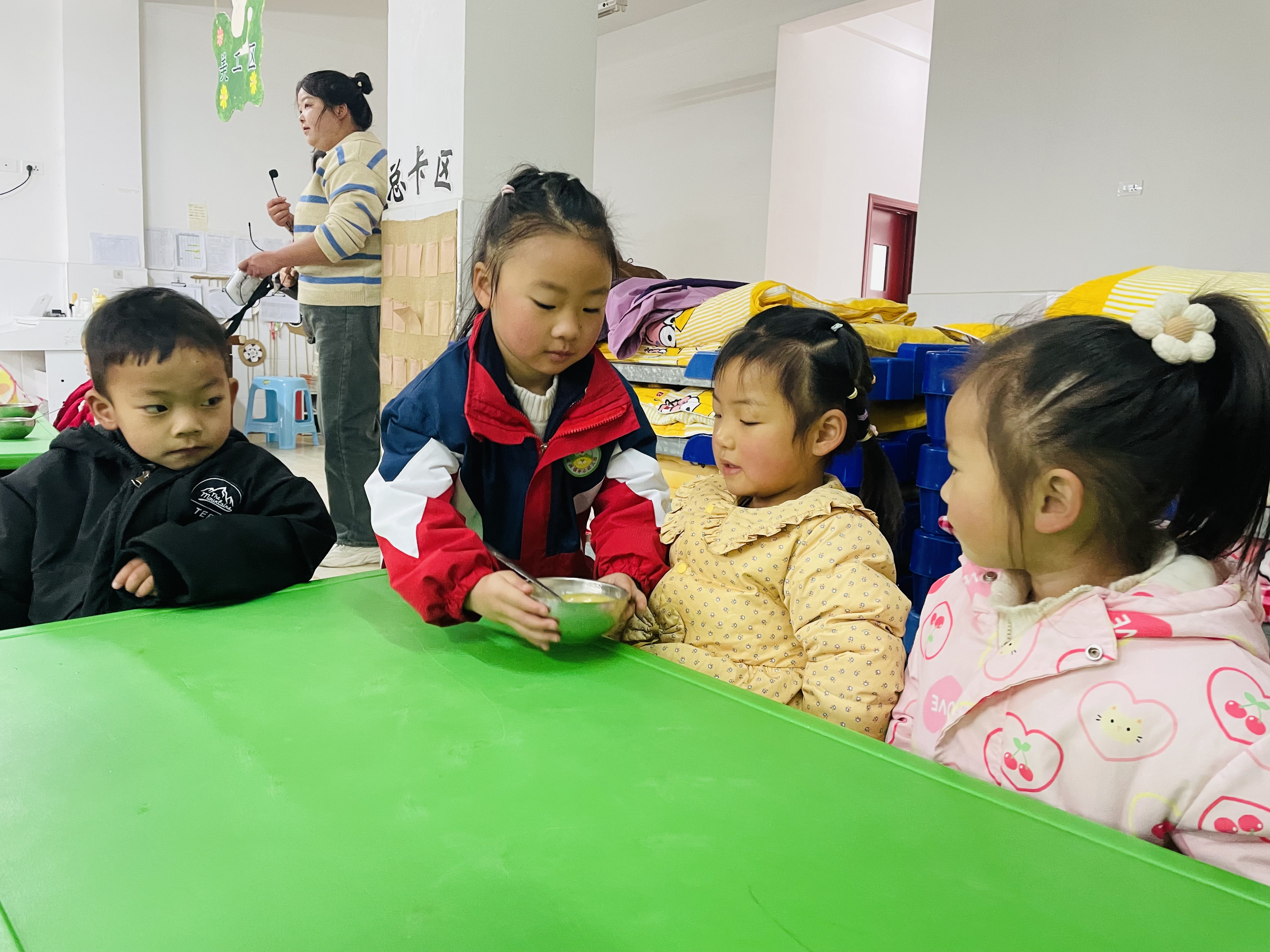 汉阴县漩涡镇中心幼儿园：春暖花开季 雷锋暖童心