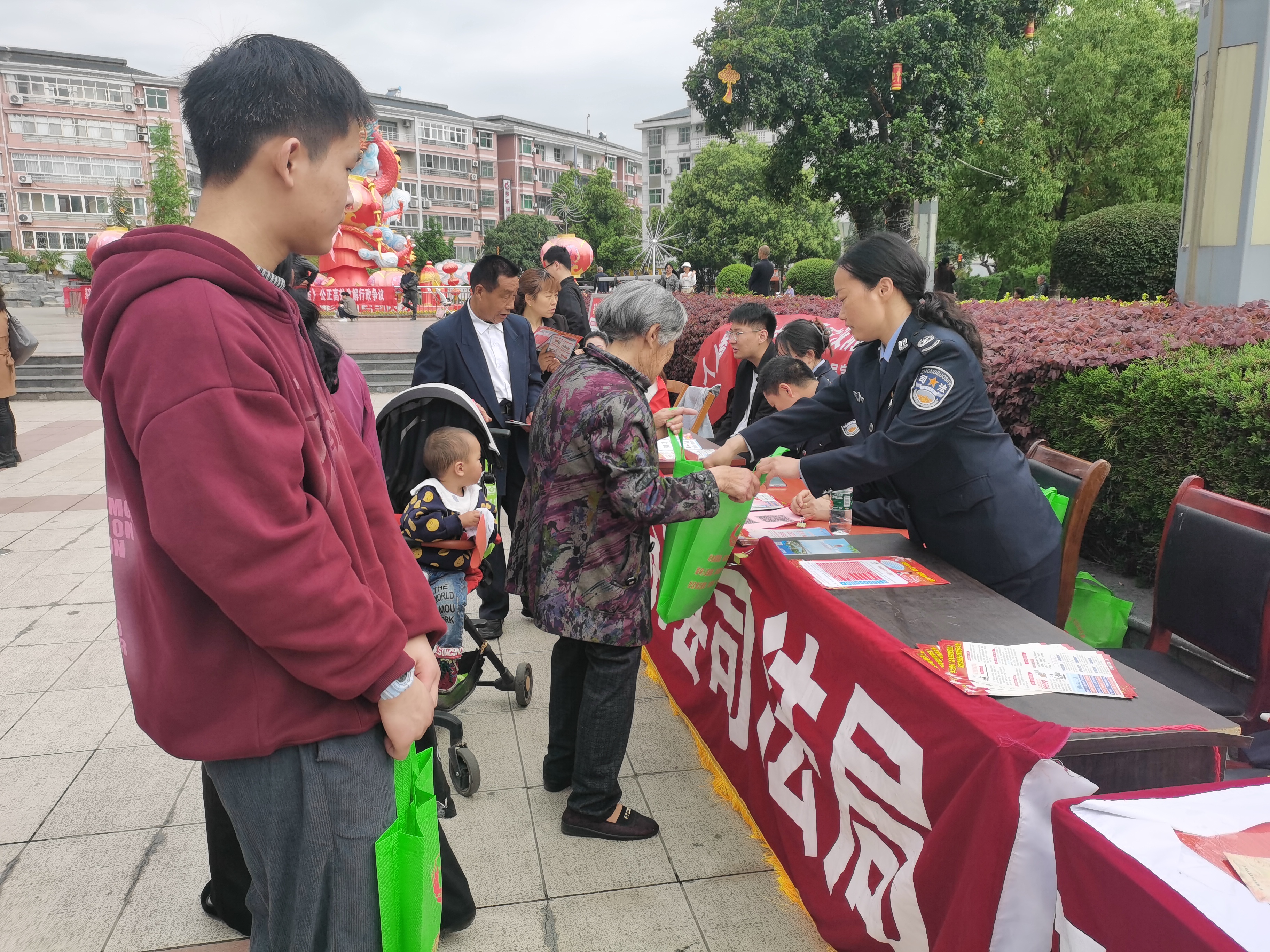 汉阴城关“八个一”开展国家安全教育宣传