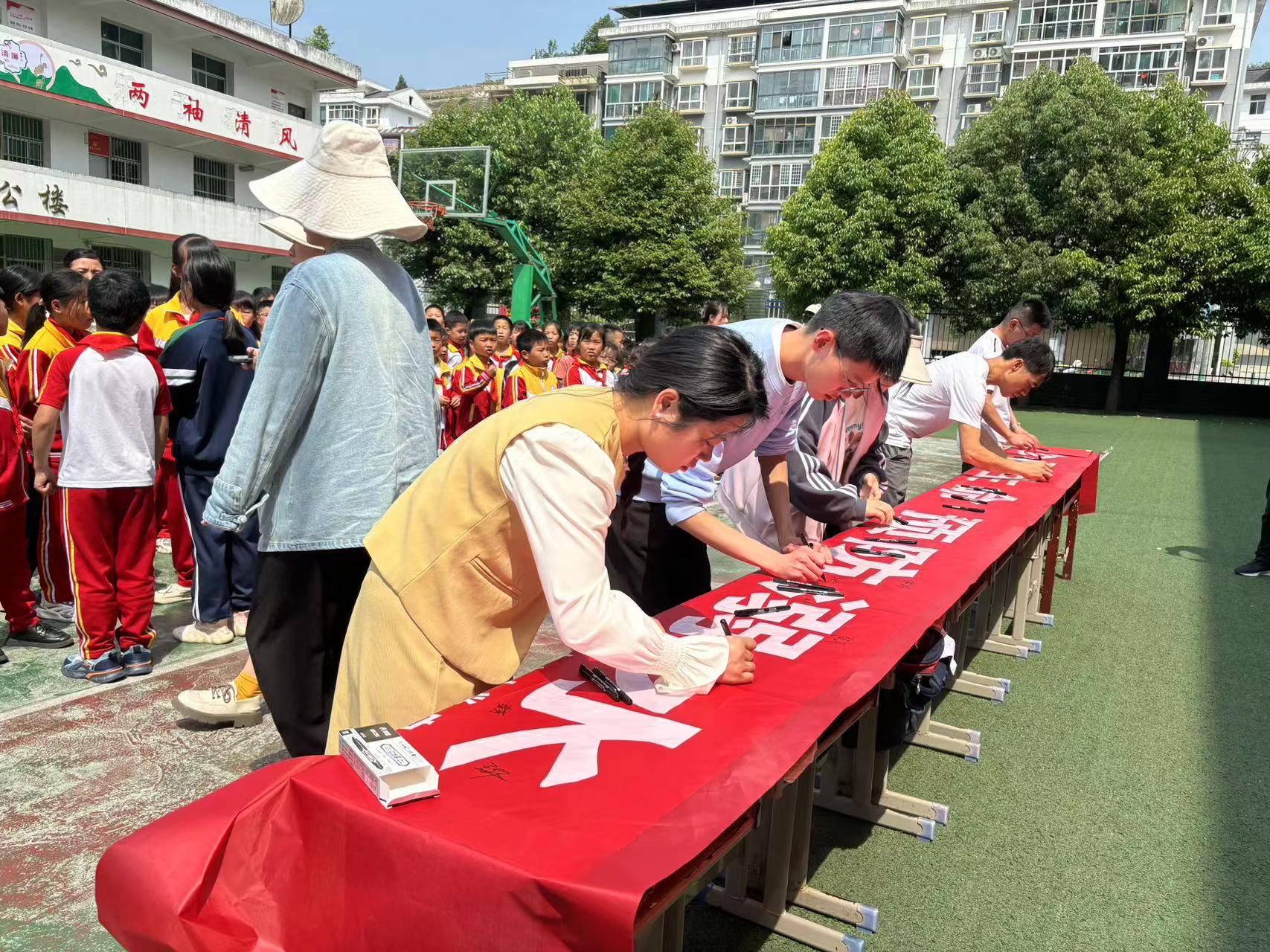 汉阴县漩涡镇中心小学举行“珍爱生命，预防溺水”集体宣誓签名活动
