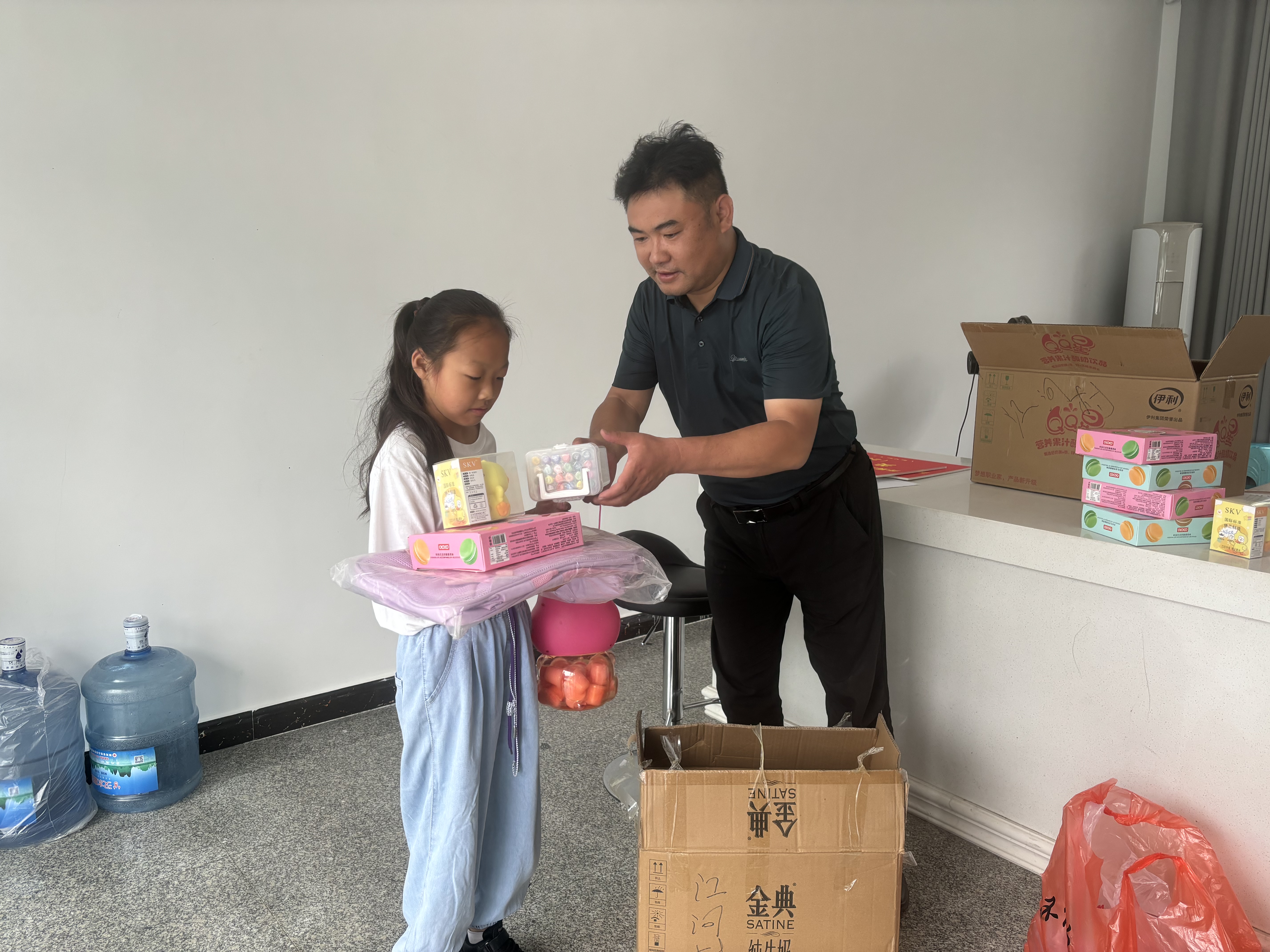 县经贸局联村帮扶开展“六一”儿童节关爱慰问活动