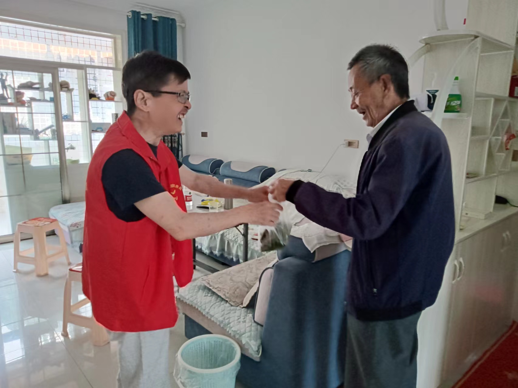 漩涡镇：端午送粽子 慰问暖人心
